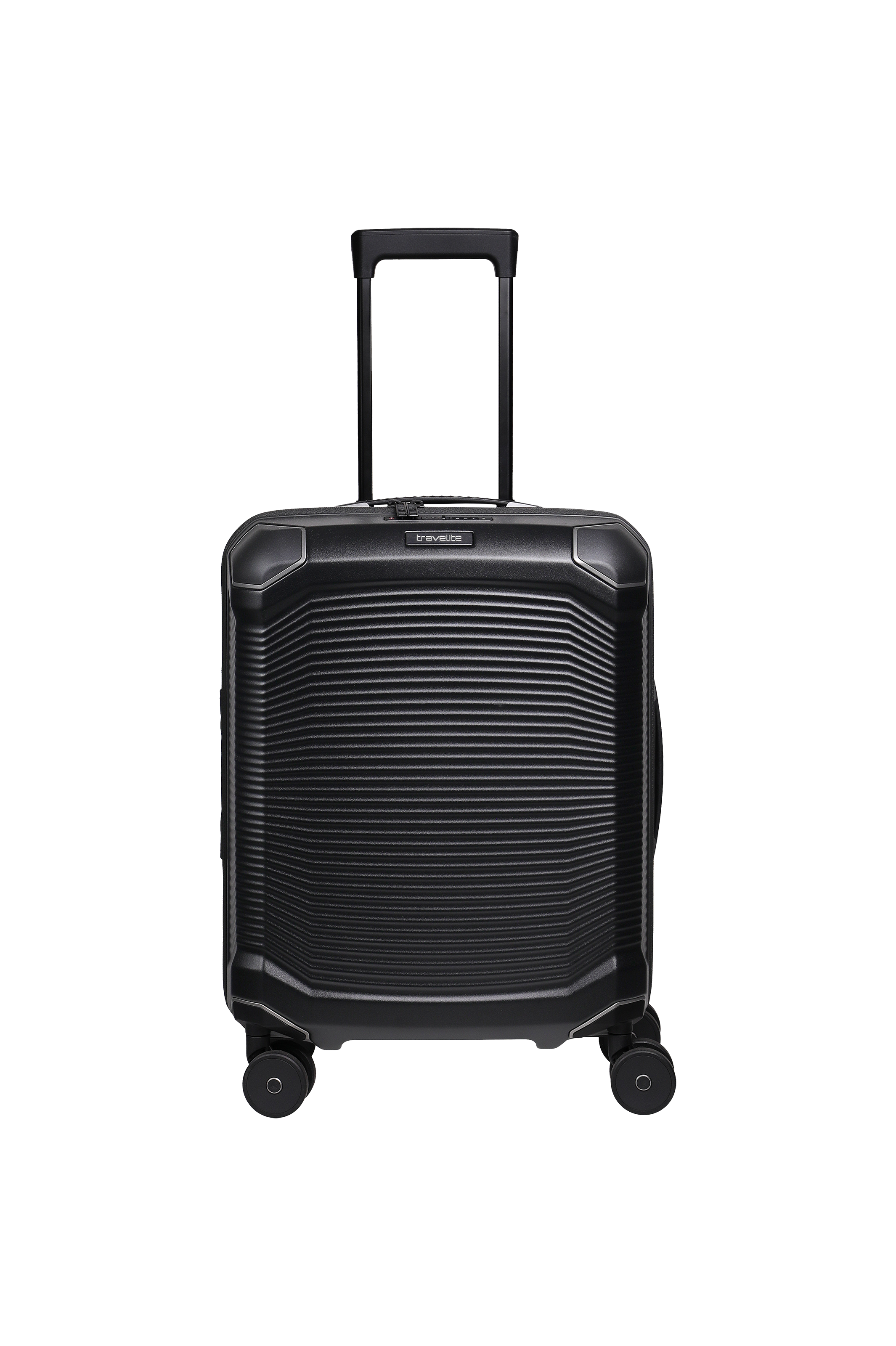 Ein schwarzer TRAVELITE Trolley S mit Teleskopgriff steht auf vier Rollen vor einem schwarzen Hintergrund. Die Oberfläche des Handgepäcks ist mit horizontalen Linien versehen.