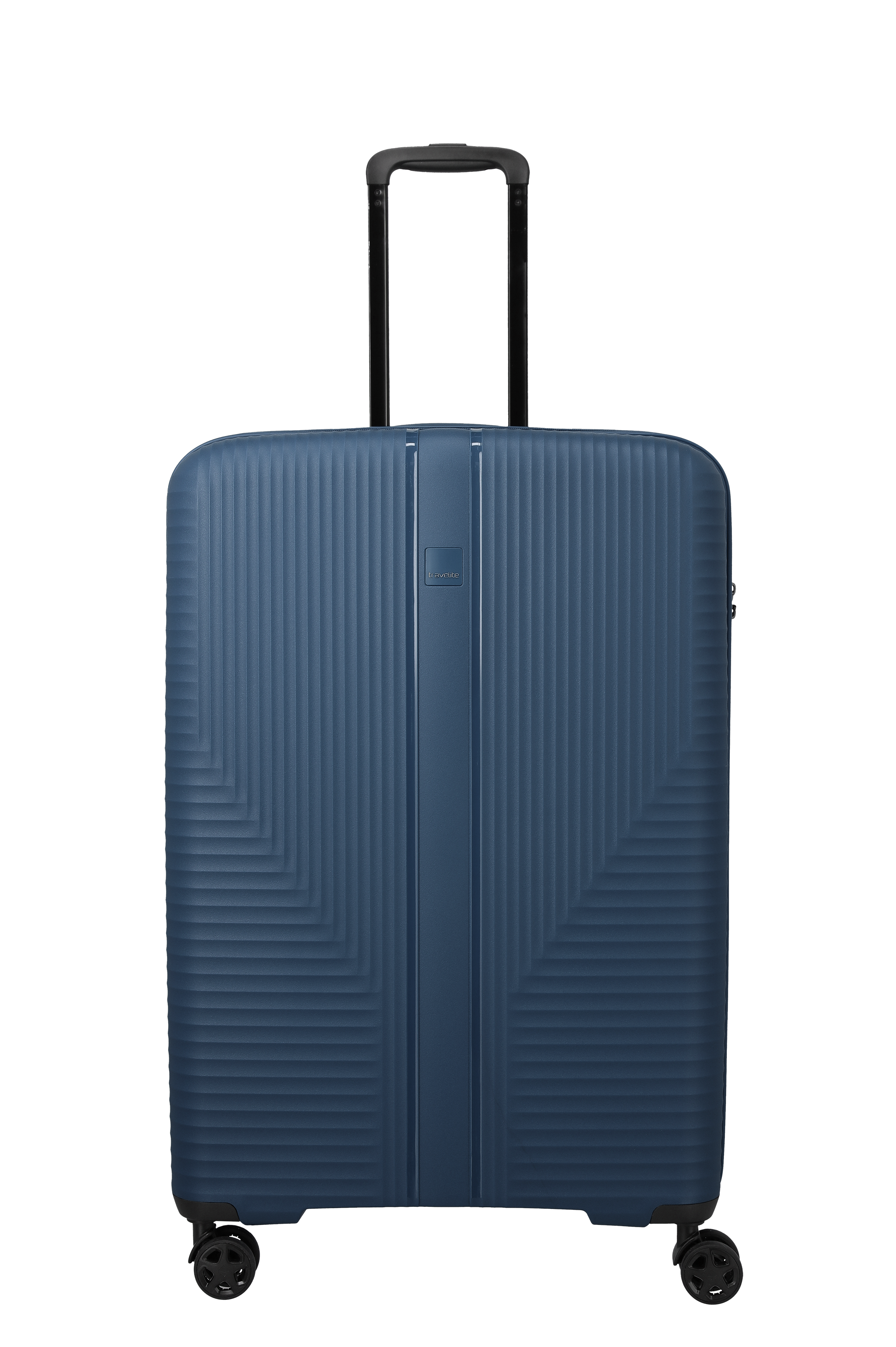 Blauwe TRAVELITE koffer, maat L, rechtop tegen een zwarte achtergrond. De koffer heeft een telescopisch handvat en vier wielen. De koffer is versierd met een patroon van fijne, horizontale lijnen die geometrische vormen vormen.