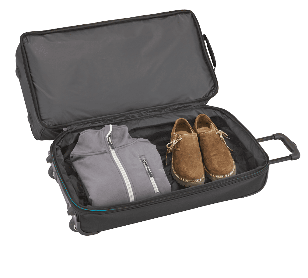 Offener schwarzer Koffer mit Kleidung und Schuhen