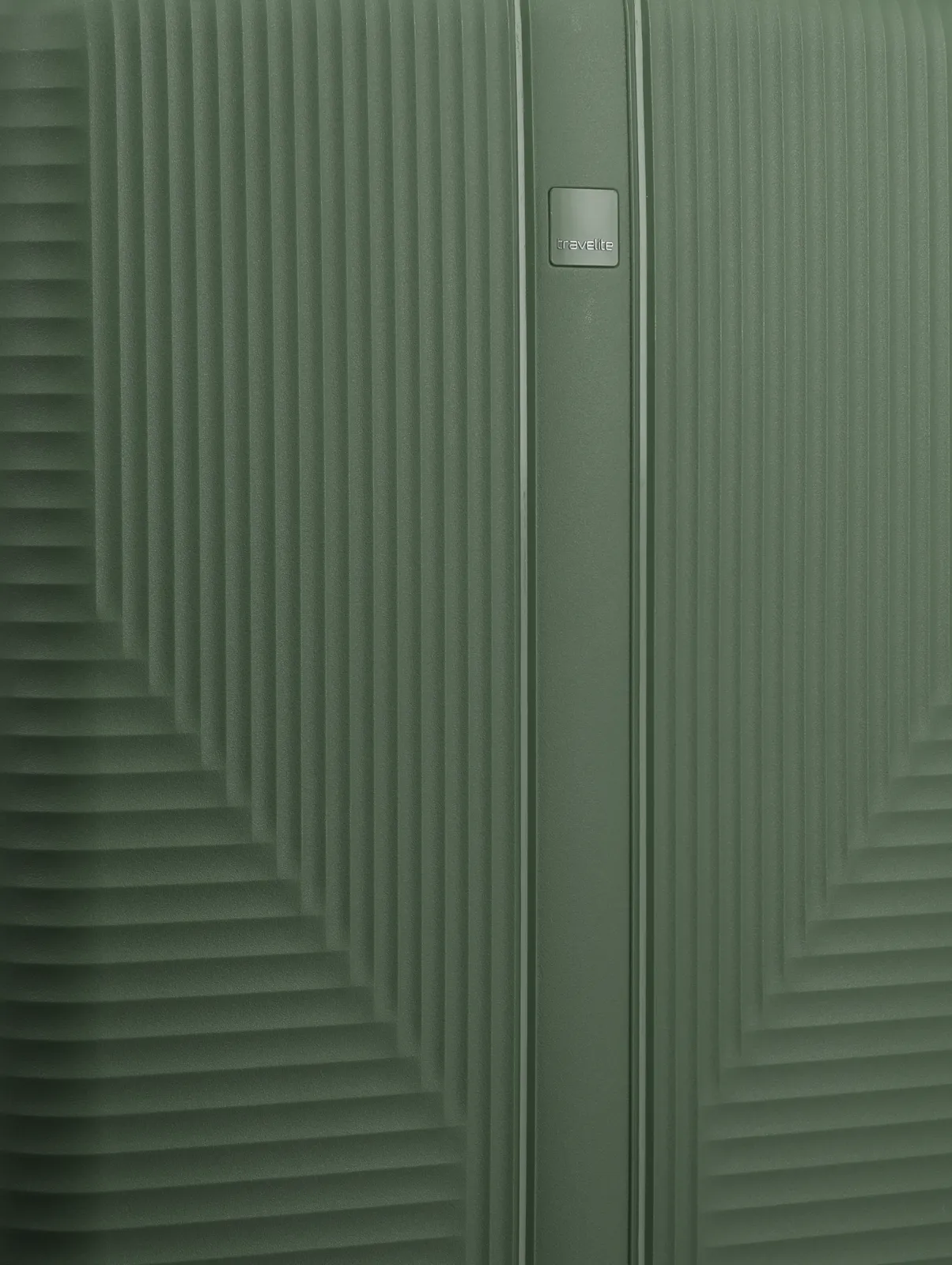 Detailansicht eines grünen Hartschalenkoffers von travelite mit geriffeltem Muster