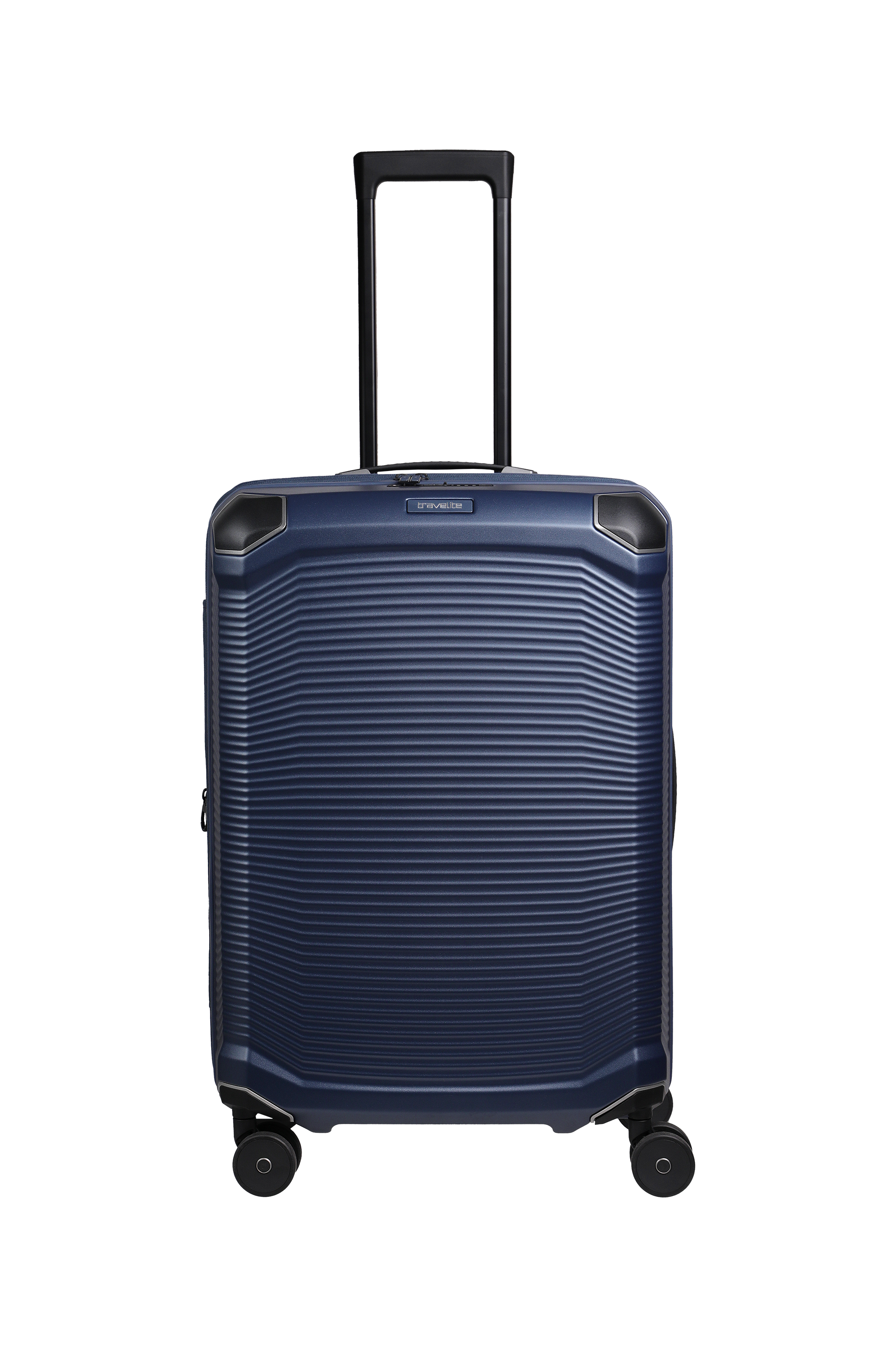 Vista frontal de un TRAVELITE Trolley M erw. azul oscuro sobre cuatro ruedas negras. El asa telescópica está extendida. La maleta tiene líneas horizontales en relieve y esquinas redondeadas y oscuras.