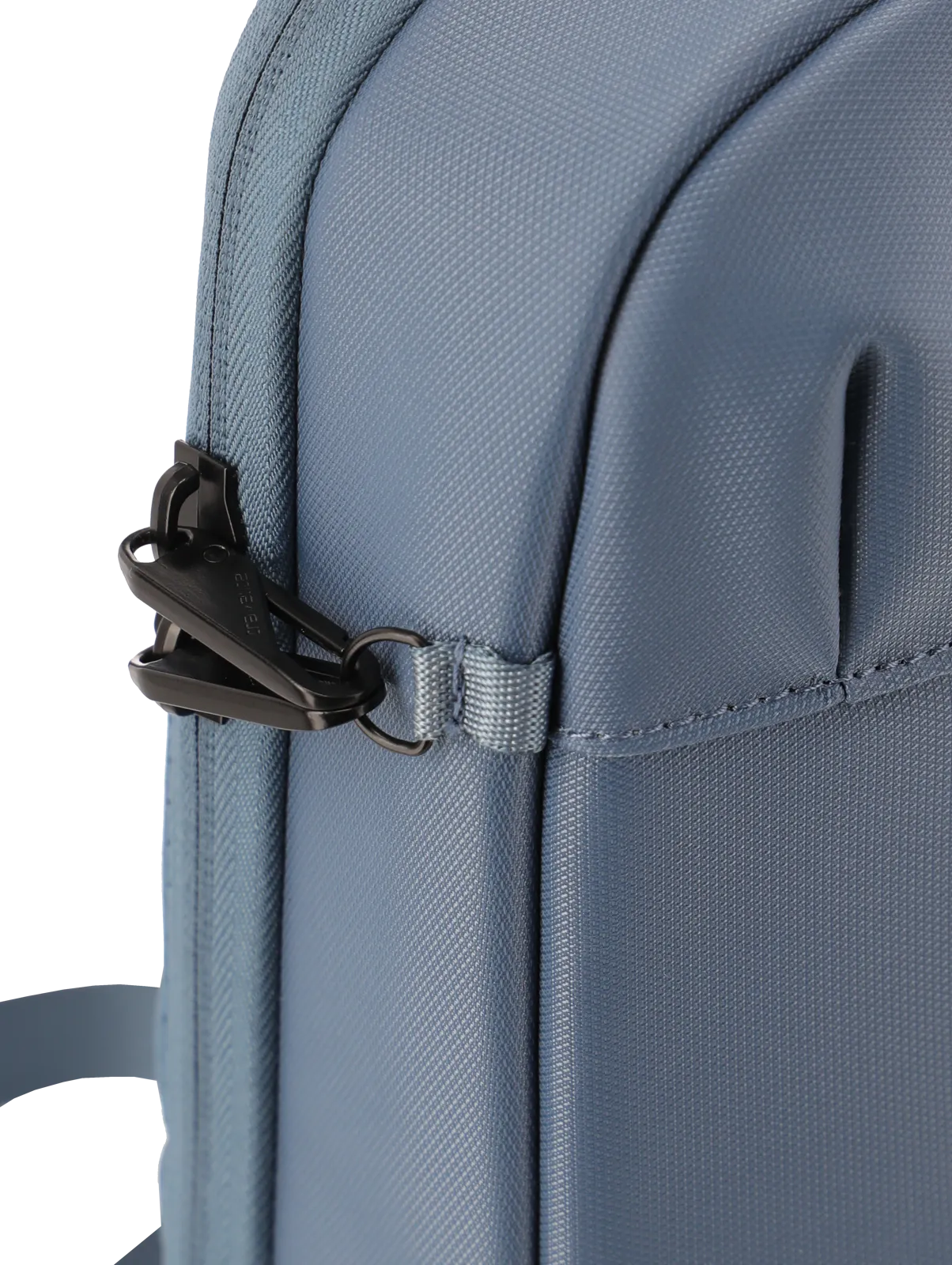 Detailansicht eines blauen Reißverschlusses an einer modernen Tasche