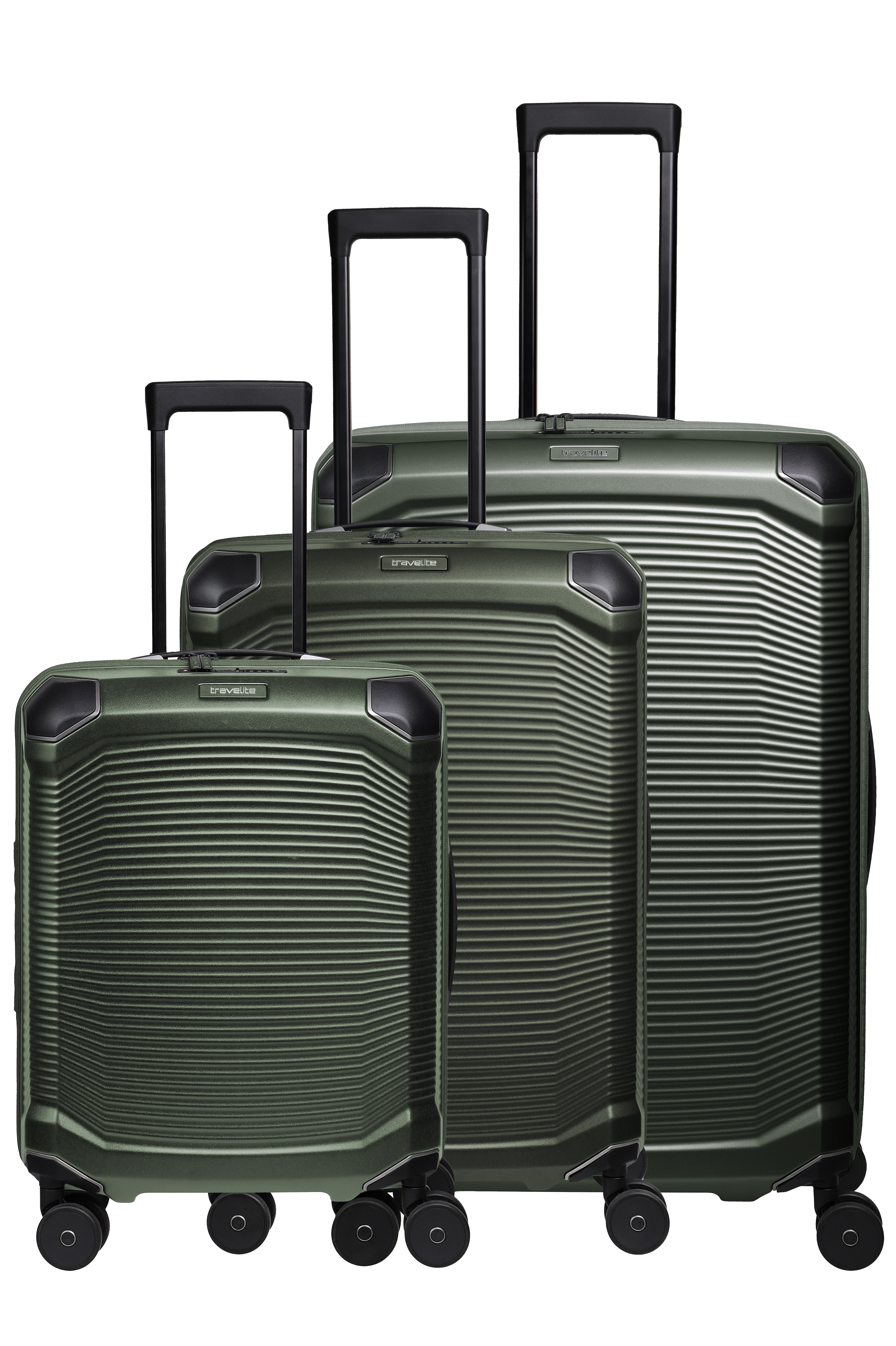 Drei olivgrüne Reisekoffer, von klein nach groß gestaffelt, stehen auf Rollen vor einem schwarzen Hintergrund. Jeder Koffer hat einen Teleskopgriff und eine gerippte Oberfläche. Die Marke "travelite" ist dezent auf jedem Koffer angebracht.