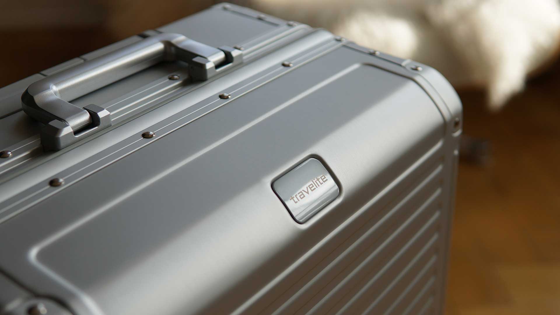 Detailansicht eines silbernen Aluminium-Koffers von Travellite mit robustem Griff und elegantem Design
