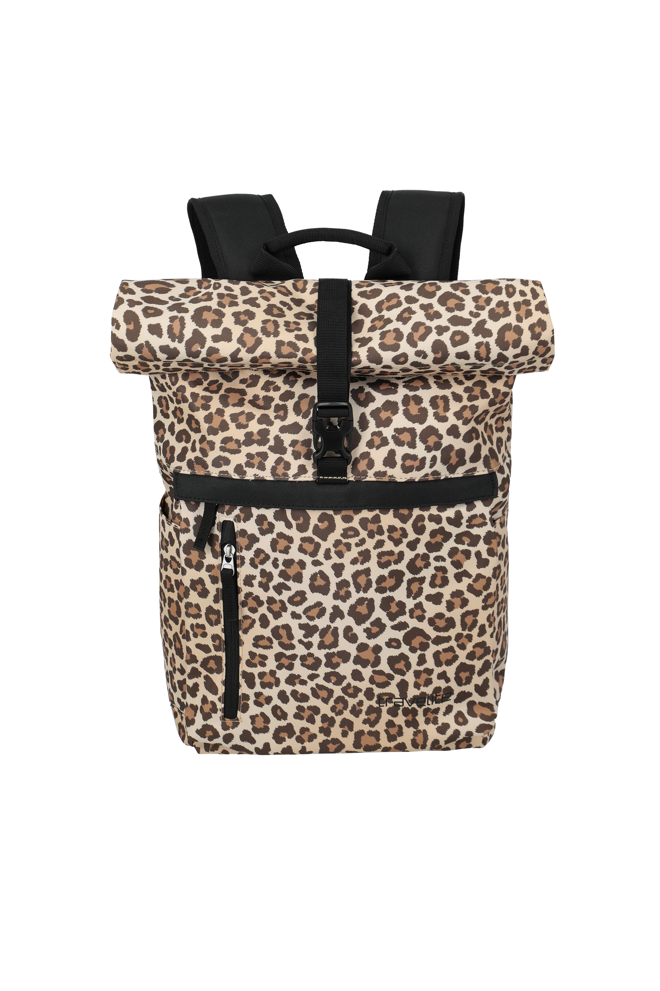 Ein Rucksack mit Leopardenmuster steht vor einem schwarzen Hintergrund. Der Rucksack hat schwarze Träger und einen Rolltop-Verschluss, gesichert mit Band und Schnalle. Eine kleine horizontale Tasche mit Reißverschluss ist im oberen Drittel des Rucksacks.