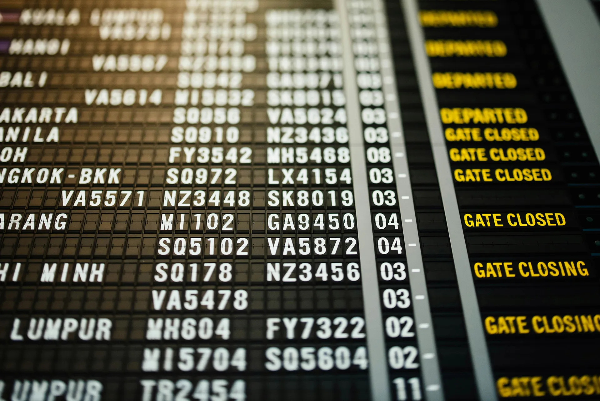 FTI insolvency: what travelers need to know now Digitale Abflug-Anzeigetafel am Flughafen mit verschiedenen Flugzielen, Flugnummern und Status wie Gate geschlossen und Abflug.
