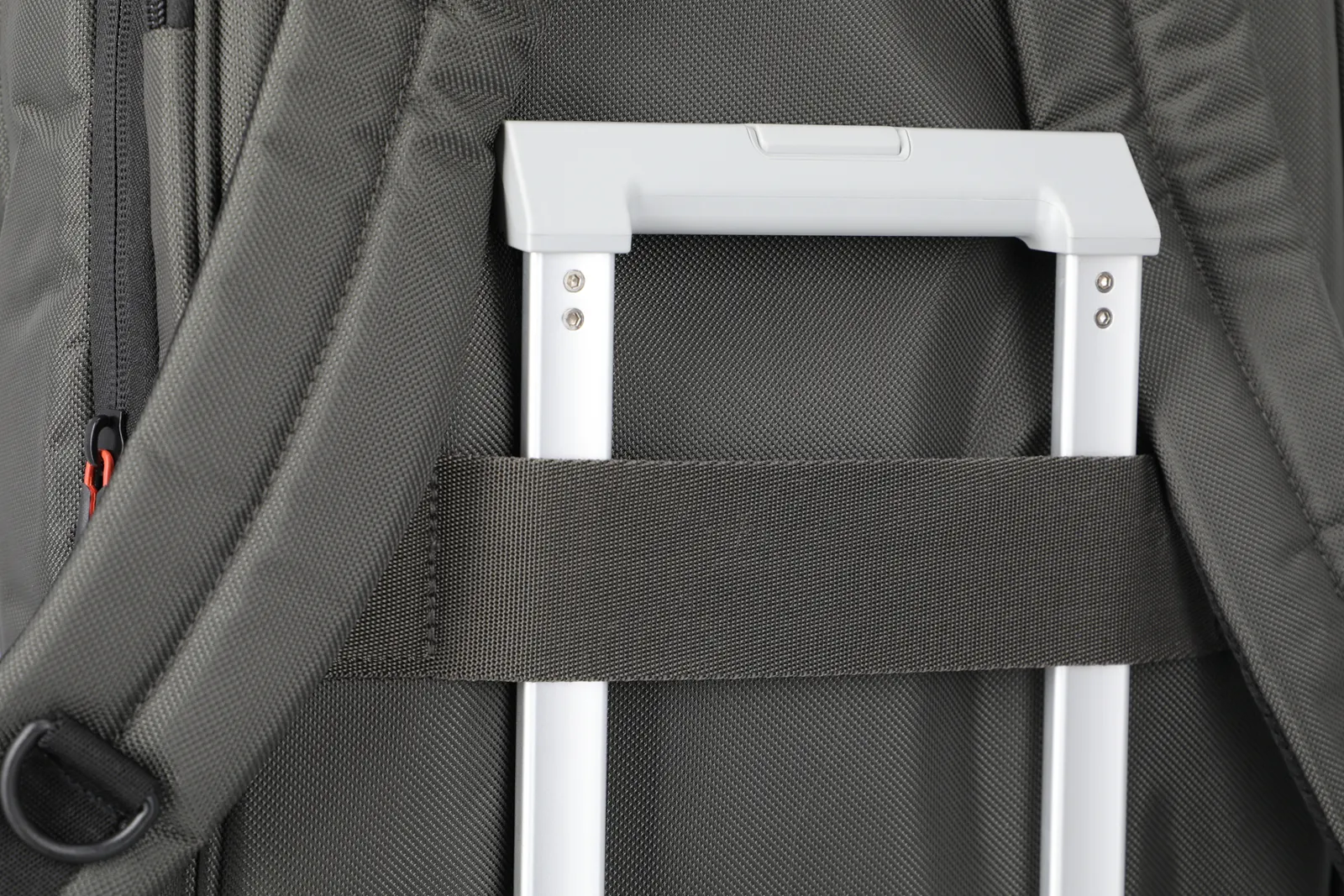 Detailaufnahme eines grauen Rucksacks mit Trolley-Aufsteckfunktion Nahaufnahme eines grauen Rucksacks mit Trolley-Befestigungsband, ideal für Reisen