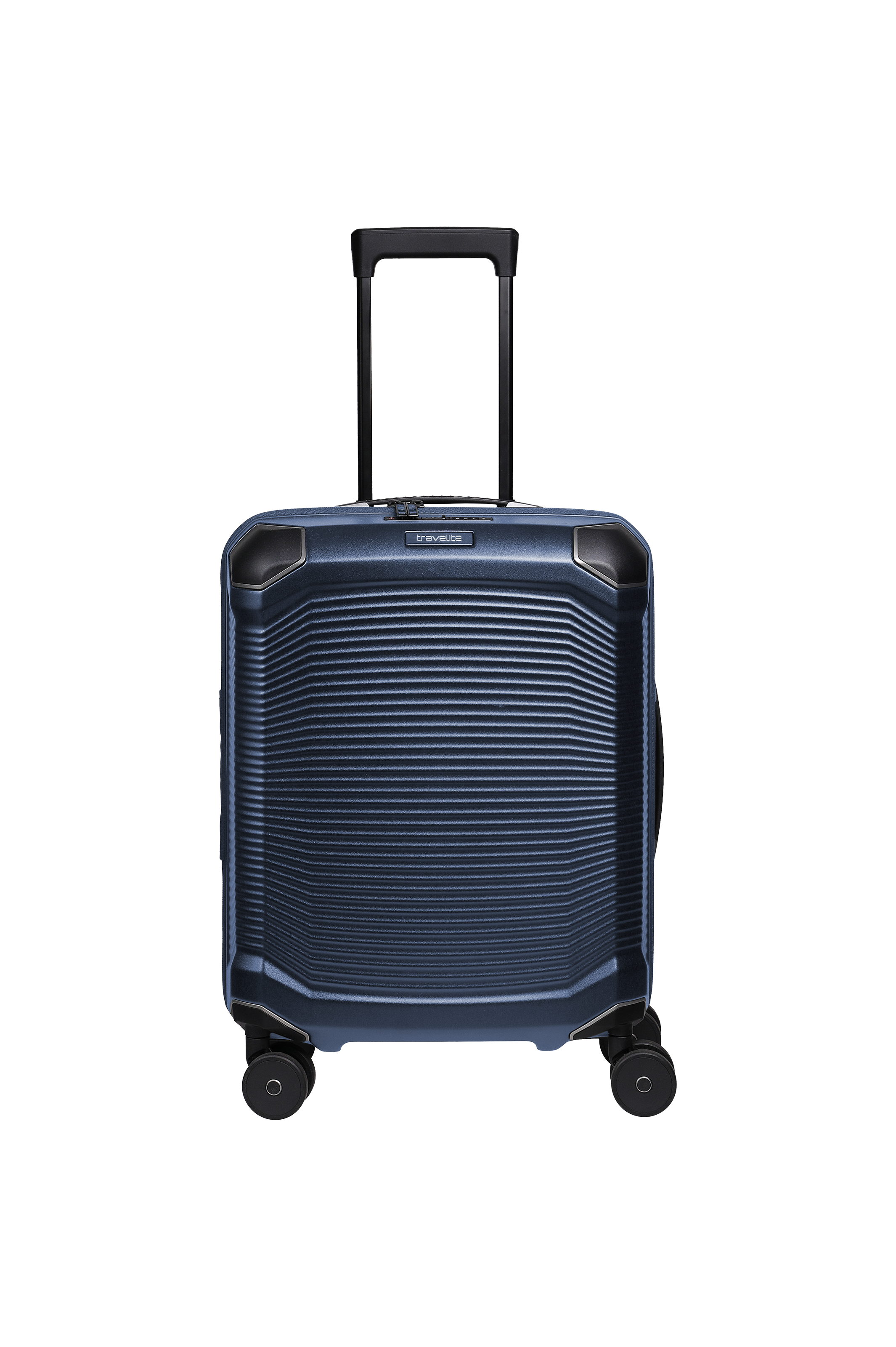 Blauer Trolley S von TRAVELITE mit Teleskopgriff und vier Rollen. Die Oberfläche des Koffers hat ein horizontales Rippenmuster. Im oberen Bereich ist das TRAVELITE-Logo angebracht. Der Hintergrund ist schwarz.