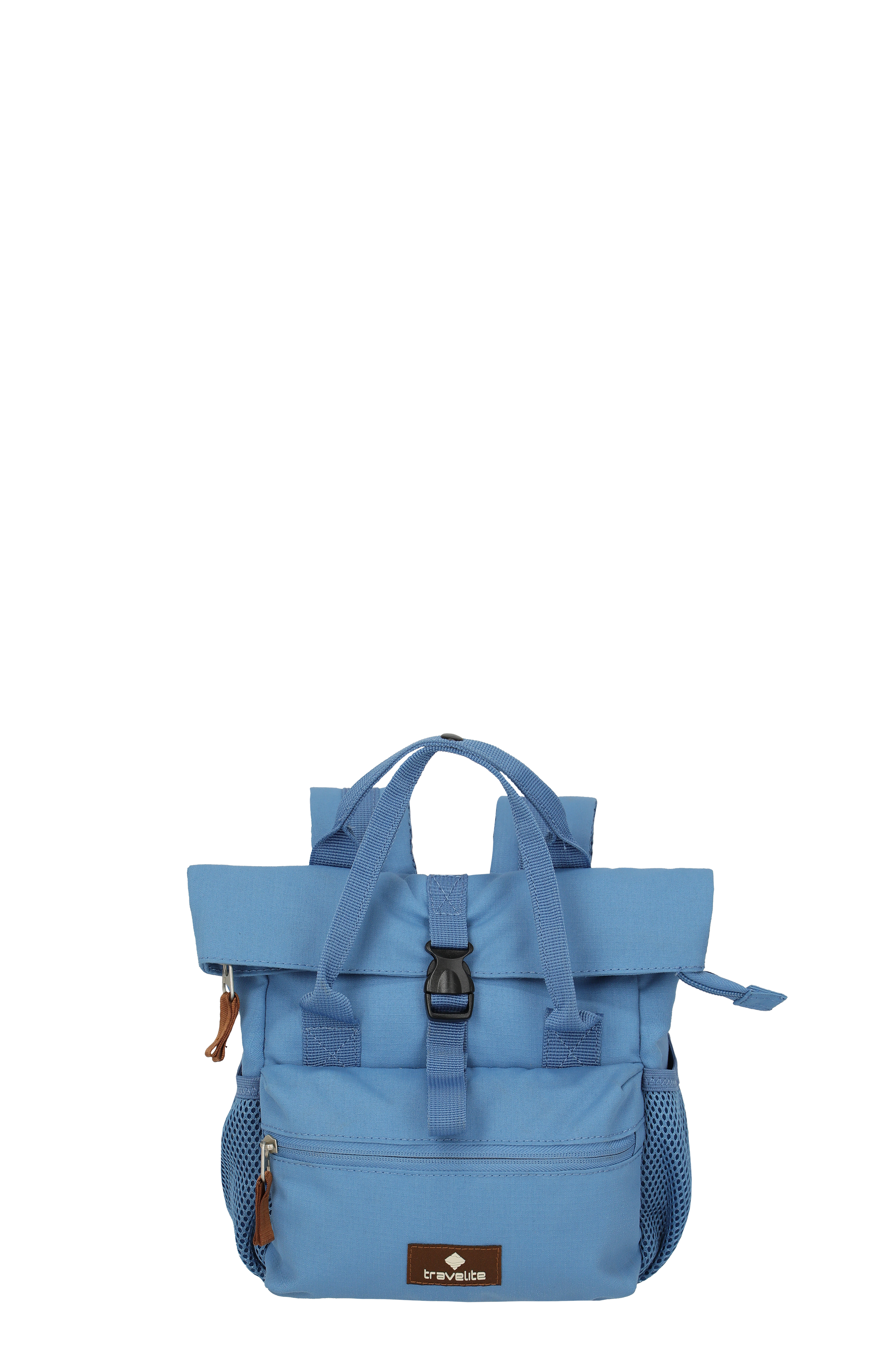 Gros plan sur un mini sac à dos Rollup bleu clair de TRAVELITE avec poignée de transport et sangles réglables. Le sac à dos a une poche plaquée avec fermeture éclair et des poches latérales en filet. Une fermeture à glissière sécurise le rabat supérieur.