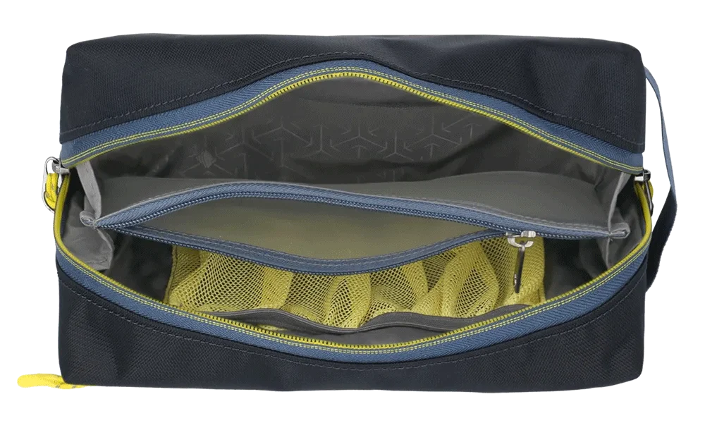 Offene Kulturtasche mit mehreren Fächern und Netzinnentasche, praktische Aufbewahrung für Reisen Innenansicht einer geöffneten Kulturtasche in Dunkelblau mit gelben und grauen Elementen, mehreren Fächern und Mesh-Tasche