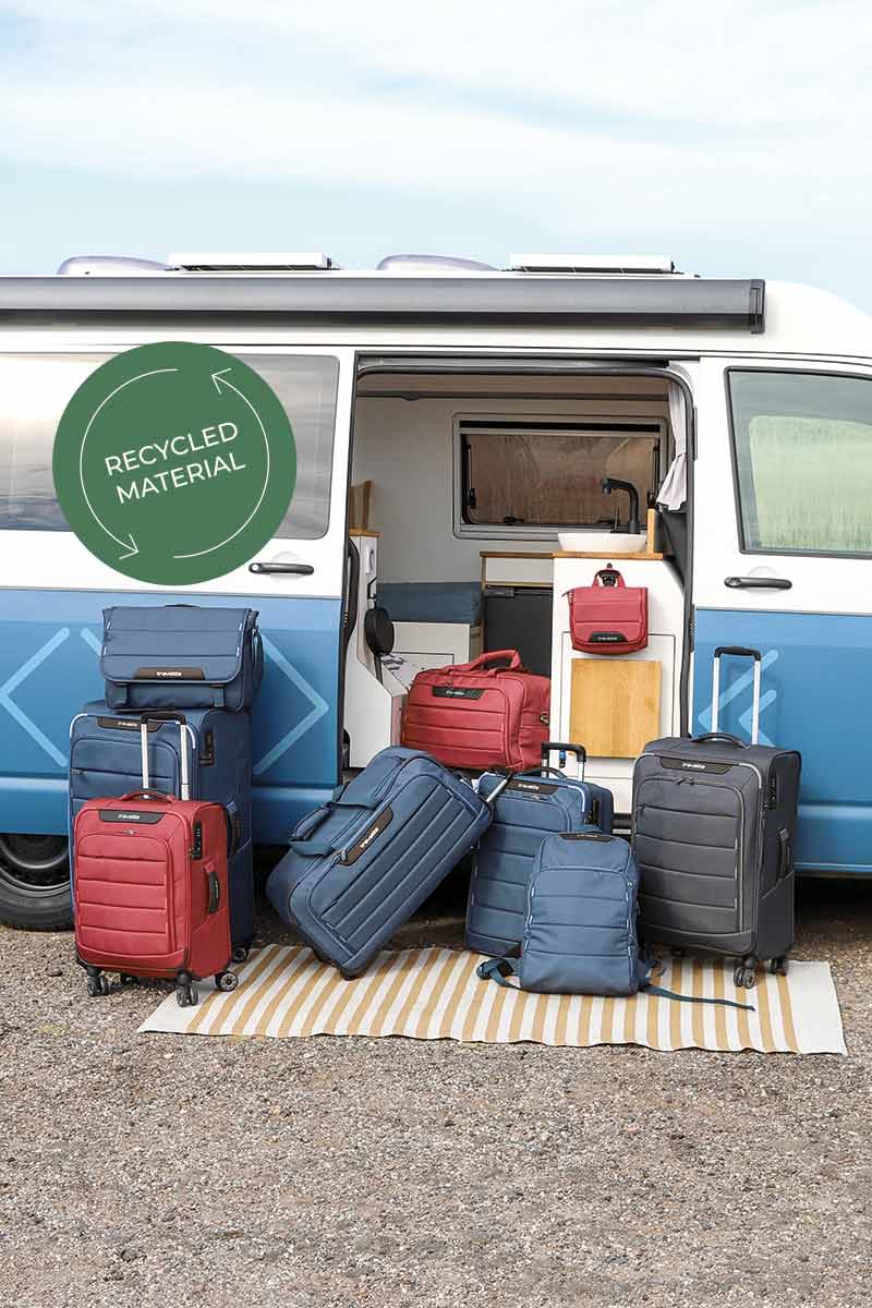 Nachhaltige Koffer aus recyceltem Material vor einem Campervan Verschiedene Koffer in Blau und Rot aus recyceltem Material vor einem geparkten Campervan