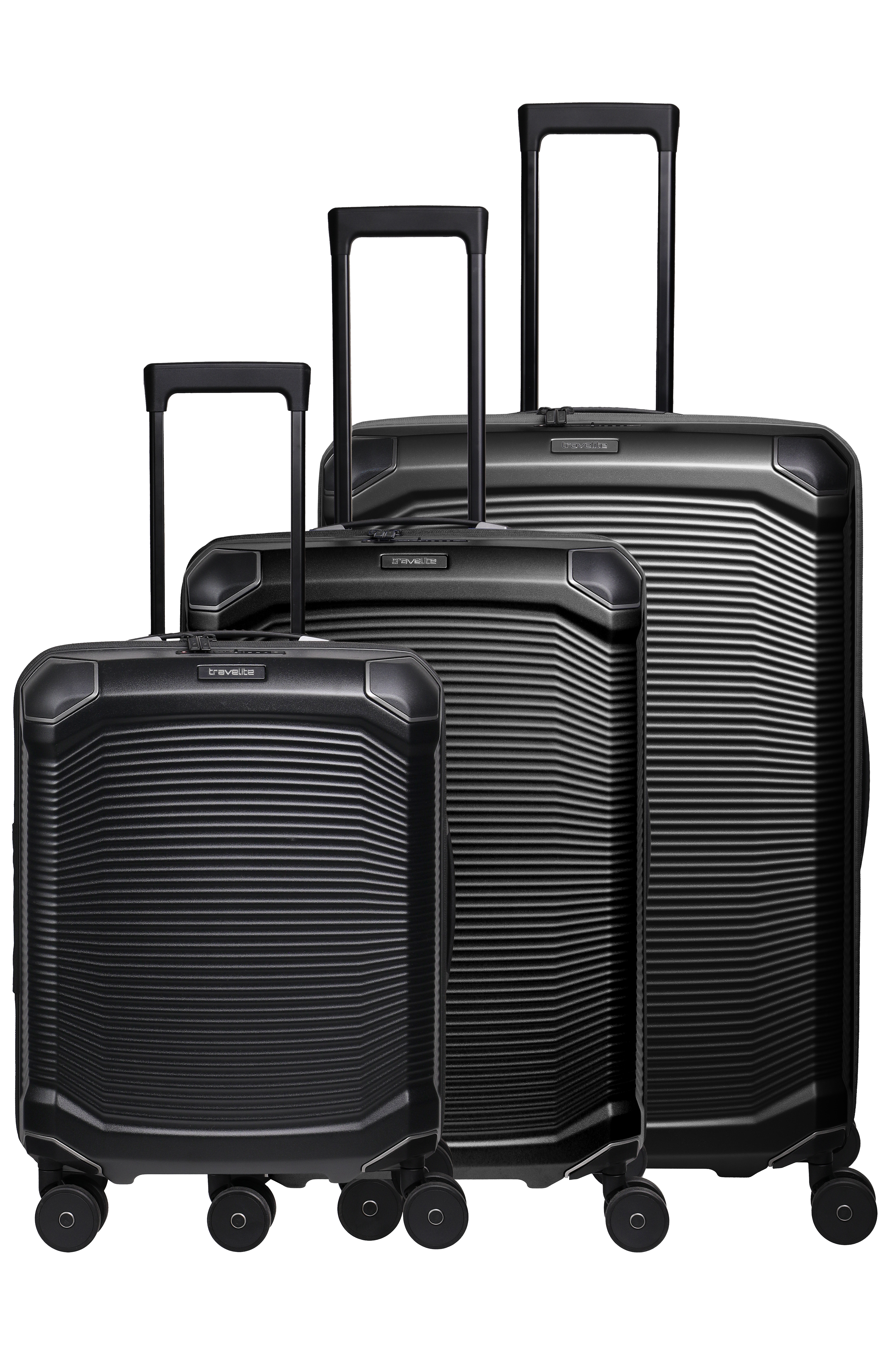 Drei unterschiedlich große Travelite-Reisekoffer stehen vor einem schwarzen Hintergrund. Sie sind aus Kunststoff, haben horizontale Rillen, Teleskopgriffe und vier Rollen. Die Größen sind absteigend von rechts nach links angeordnet.