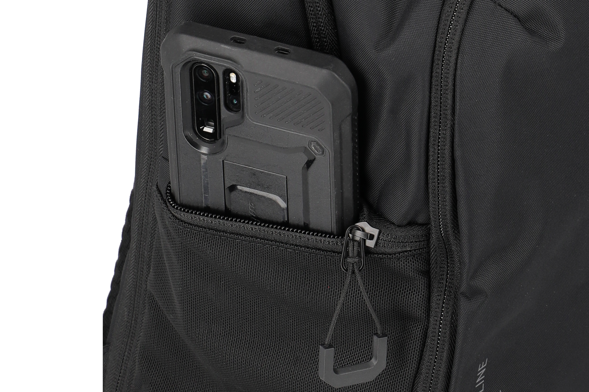 Close-up van een zwarte stoffen tas met ritssluiting, met daarin een smartphone met een stevige, zwarte beschermhoes en uitklapbare standaard. De tas maakt deel uit van een groter, onscherp zwart object.