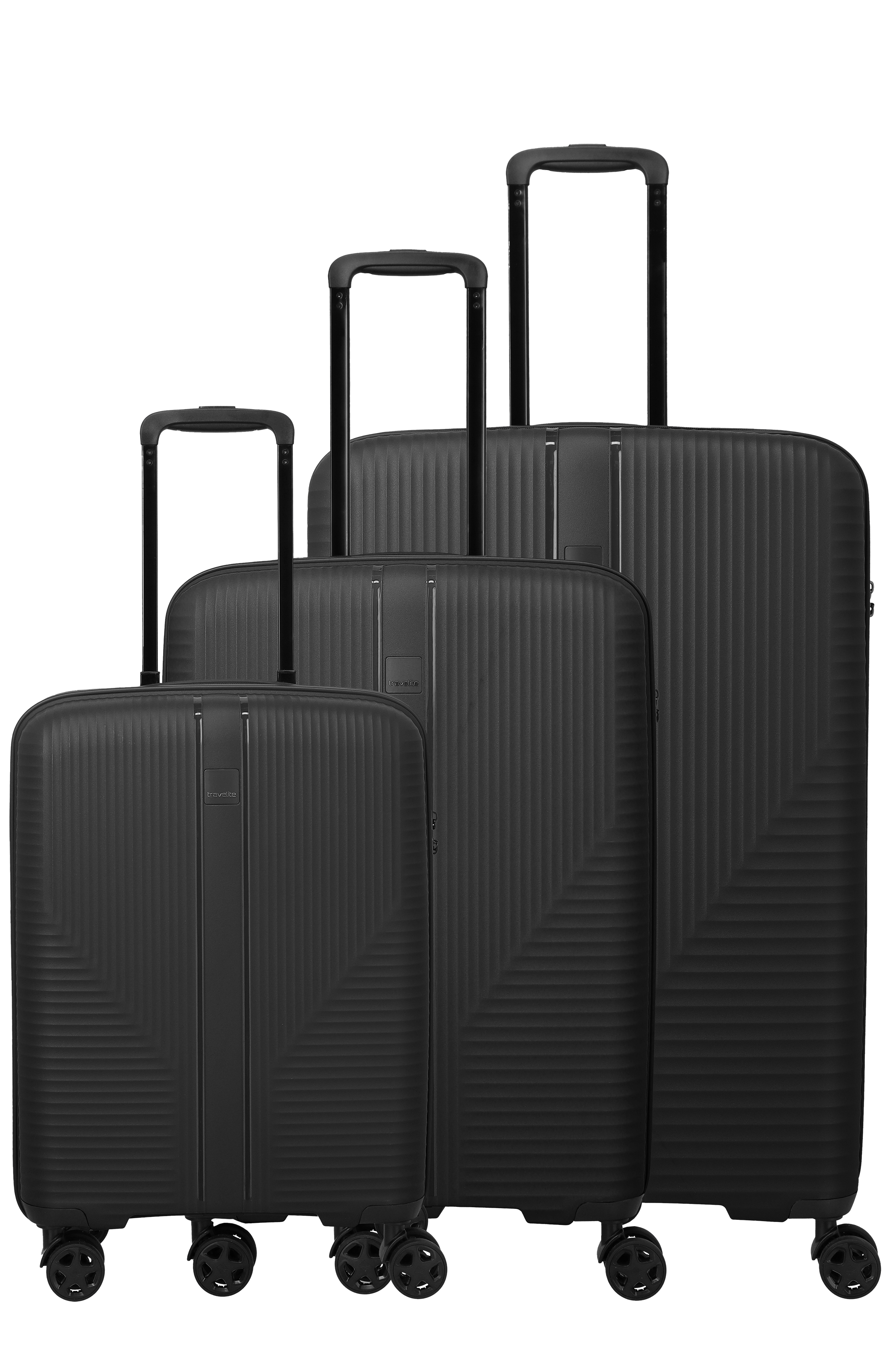 Trois jeux de valises noires TRAVELITE (tailles L, M et S) sont posés côte à côte sur des roulettes, avec des poignées étendues. Elles présentent un motif de rainures verticales et un logo de marque discret. Le fond est noir.