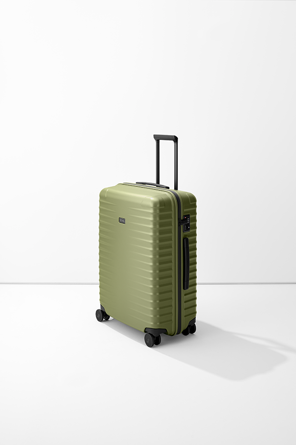 Un trolley a guscio rigido di medie dimensioni TITAN M+ in verde oliva si trova su uno sfondo bianco. Ha un manico telescopico nero, quattro ruote doppie nere, una chiusura a combinazione sul lato e una superficie con linee orizzontali.