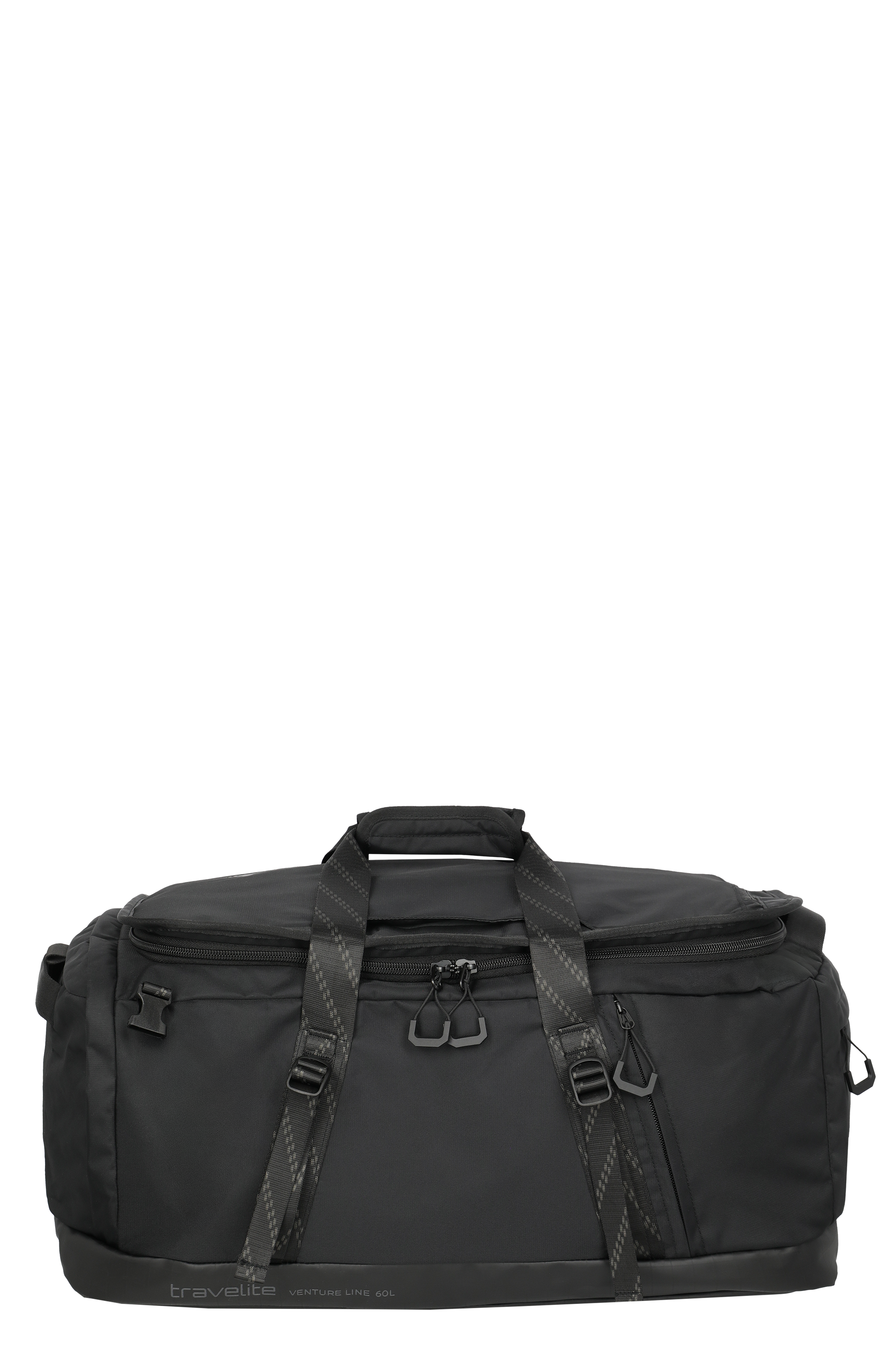 Un sac de voyage noir de la marque Travelite, modèle Venture Line 60L, se dresse sur un fond noir. Le sac a des bretelles avec un motif discret et plusieurs fermetures à glissière. Le logo se trouve en bas à gauche.