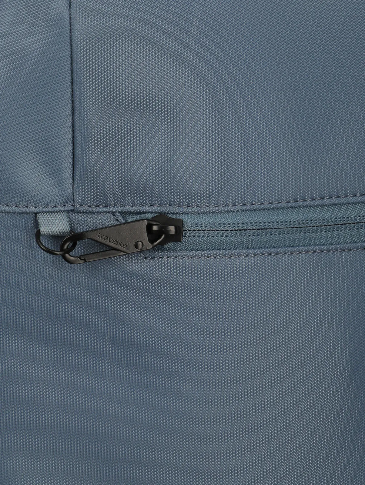 Detailansicht des Reißverschlusses einer blauen Tasche aus robustem Textilmaterial