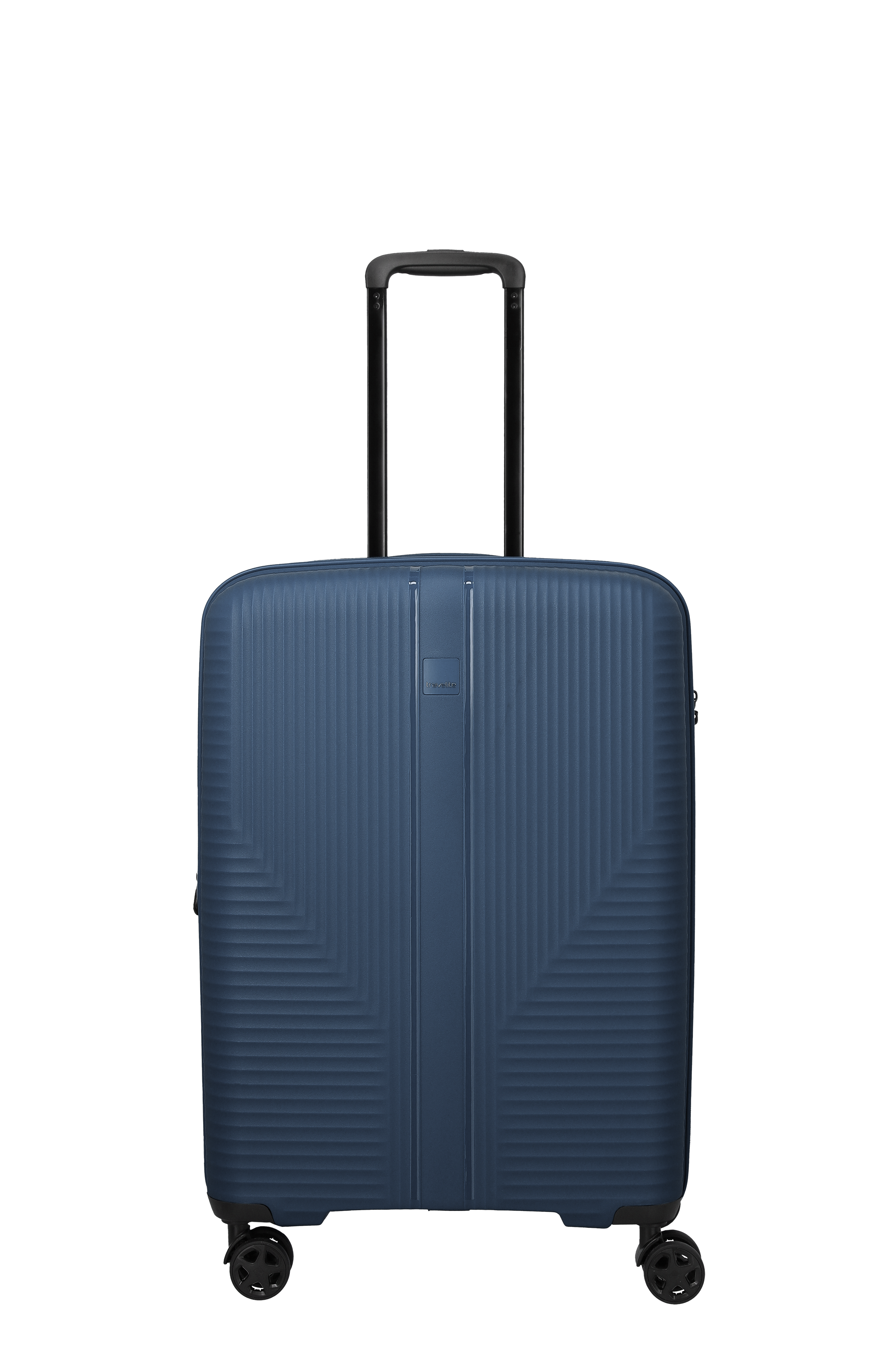 Maleta rígida azul TRAVELITE de tamaño M sobre fondo negro. La maleta tiene un asa extensible, cuatro ruedas y un motivo decorativo de líneas horizontales y diagonales en la parte delantera.