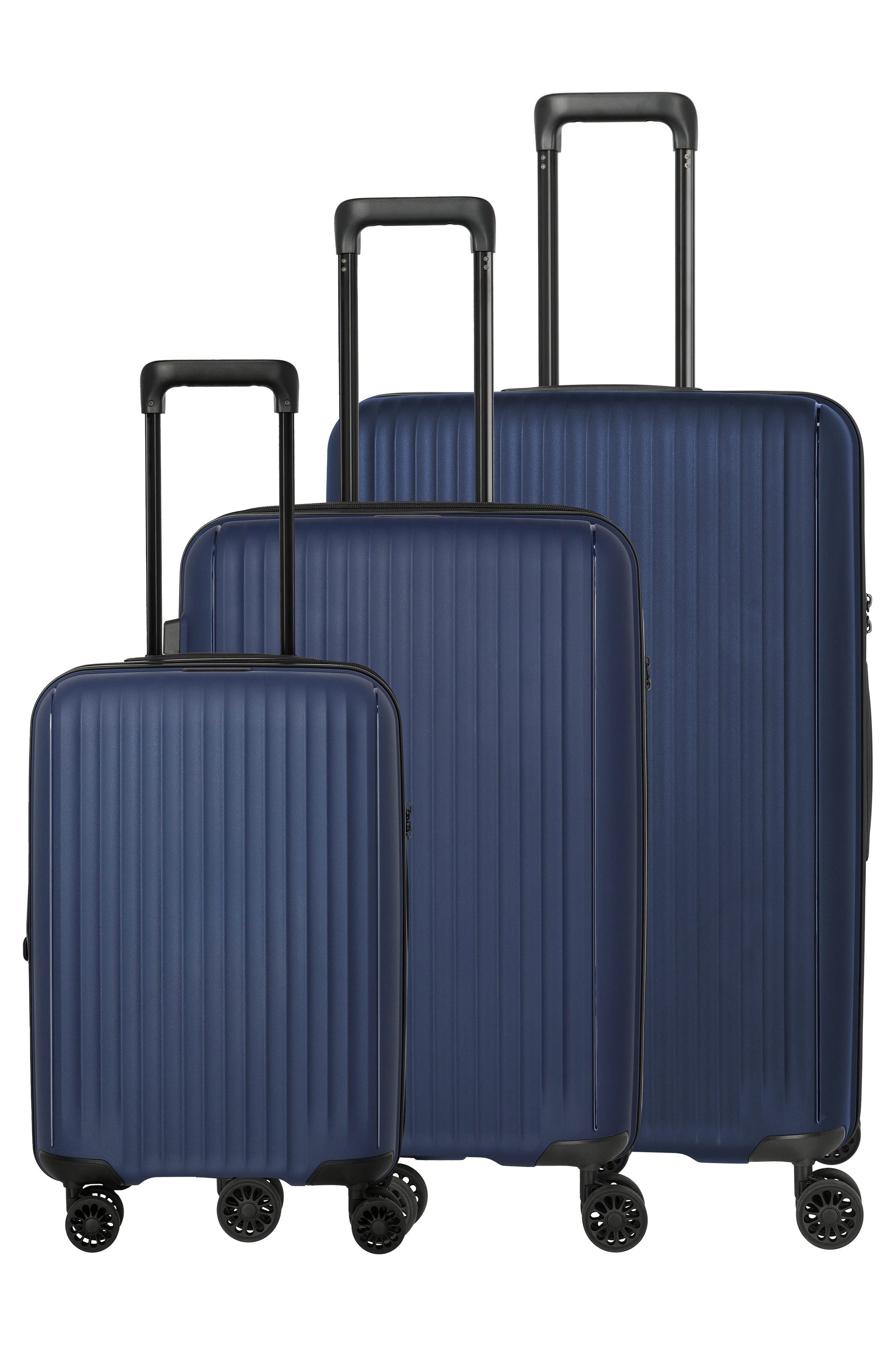 Tre valigie blu scuro di diverse dimensioni sono in piedi. Ognuna ha una maniglia estensibile e quattro rotelle. Le valigie sono nervate verticalmente e hanno angoli arrotondati. Lo sfondo è nero.