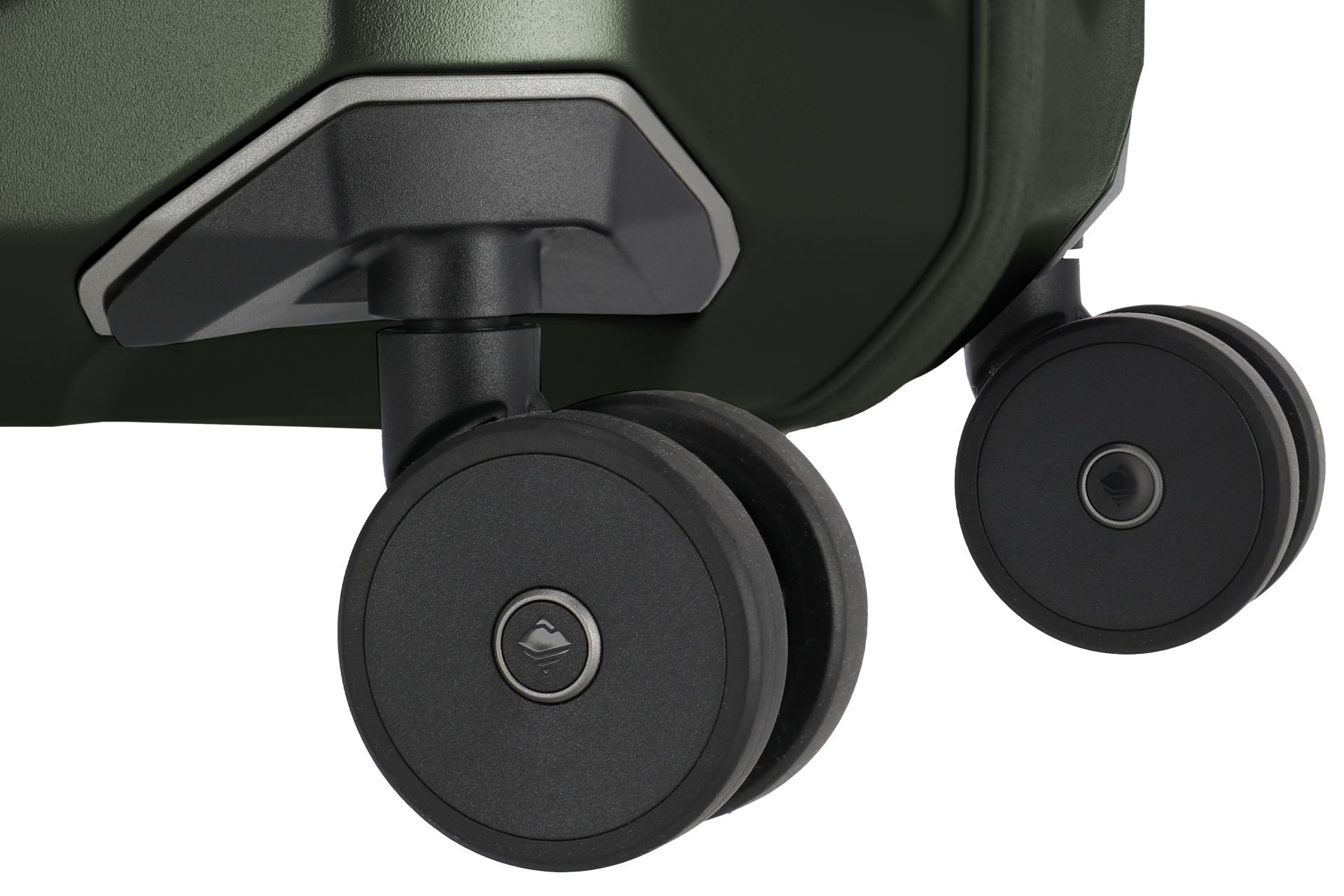 Nahaufnahme eines dunkelgrünen Koffers mit zwei schwarzen Rollen. Die Rollen sind abgerundet mit einem silbernen Logo in der Mitte. Der Koffer hat eine graue, leicht abgewinkelte Basis, an der die Rollen befestigt sind. Der Hintergrund ist hellgrau.