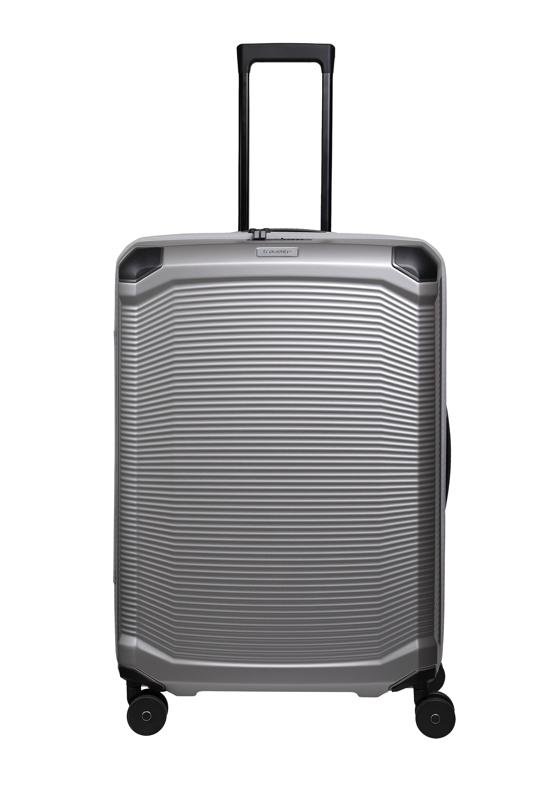Trolley L plateado TRAVELITE con asa telescópica, en posición vertical sobre fondo negro. La superficie de la maleta presenta líneas horizontales onduladas. Se aprecian los refuerzos negros de las esquinas y las ruedas.