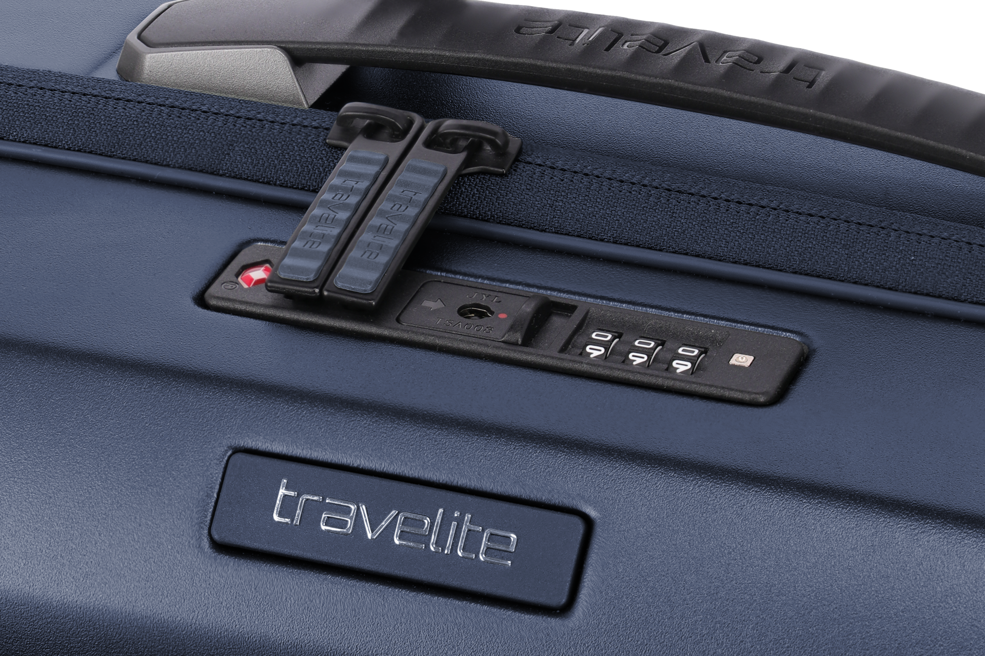 Nahaufnahme eines dunkelblauen Reisekoffers mit TSA-Zahlenschloss, das auf "000" eingestellt ist. Darüber befindet sich der Reißverschluss und ein Teil des Griffs. Auf der Vorderseite des Koffers ist der Markenname "travelite" eingeprägt.