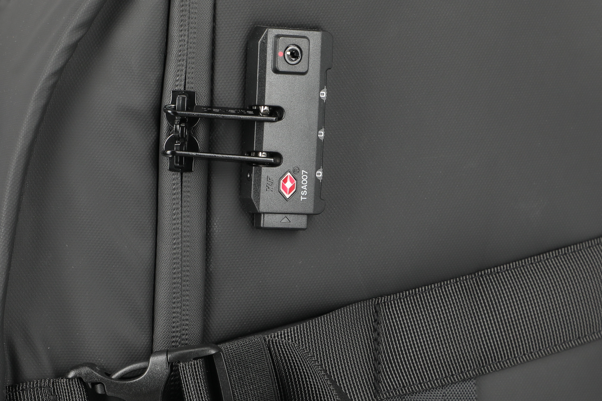 travelite Briize Rollenreisetasche in schwarz Eine travelite Rollenreisetasche der Serie Briize Detail Schloss in schwarz