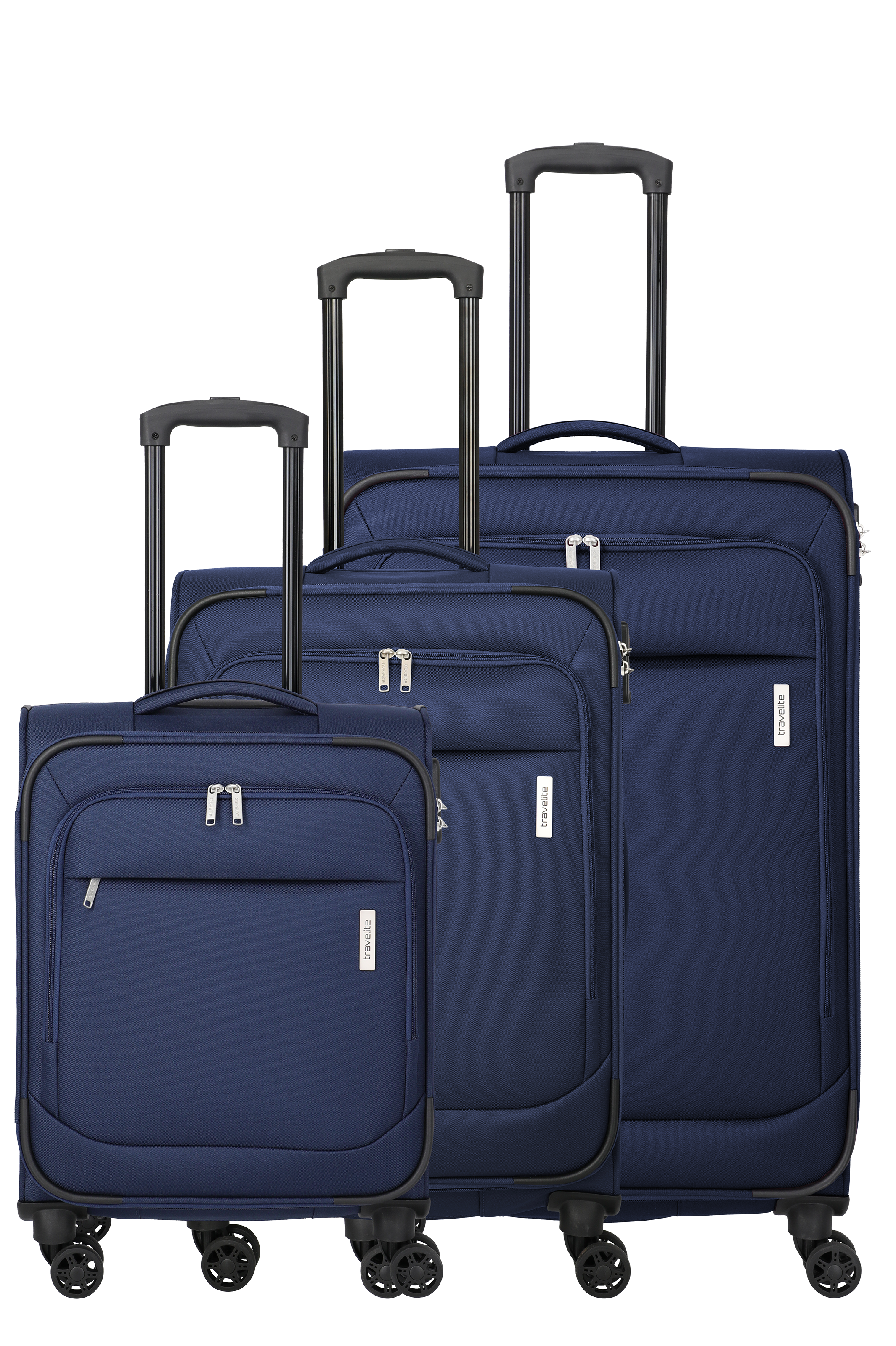 Drei blaue TRAVELITE Koffer, als Set in verschiedenen Größen. Sie stehen auf Rollen und haben ausziehbare Griffe. Die Koffer sind vor einem schwarzen Hintergrund platziert, der sie hervorhebt.