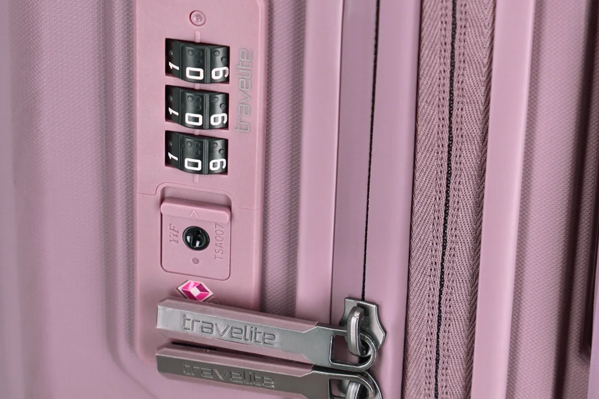 TSA Schloss eines Hartschalenkoffers von travelite Detalbild des TSA Schlosses eines rosanen Koffers von travelite