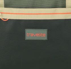 Nahaufnahme des 'travelite'-Logos auf einer modernen Tasche in Dunkelgrün mit beigem und orangem Streifen.