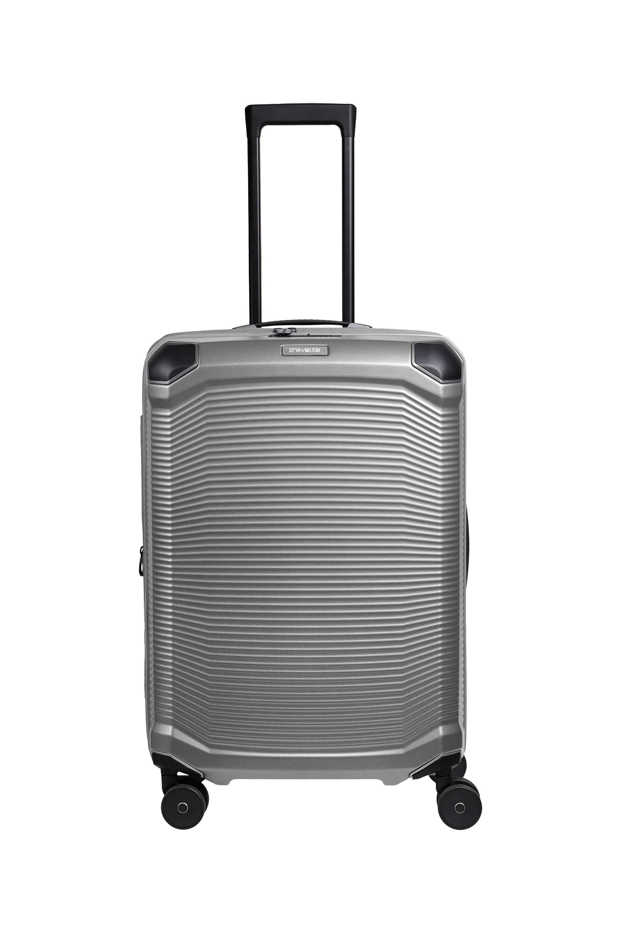 Un TRAVELITE Trolley M erw. plateado con líneas horizontales y esquinas negras se alza sobre cuatro ruedas delante de un fondo negro. El asa telescópica está extendida. El logotipo TRAVELITE se encuentra en la parte superior de la maleta.