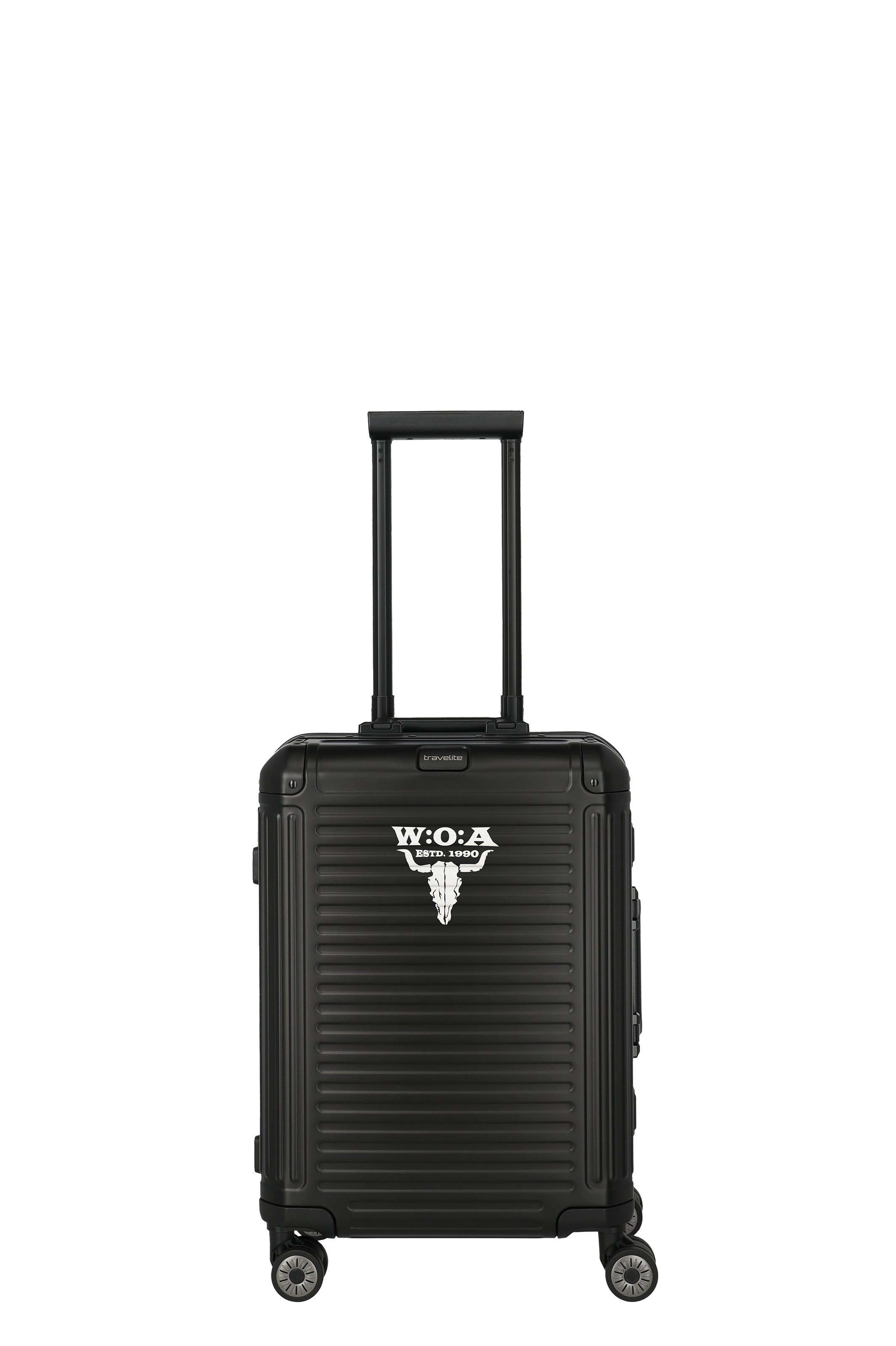 Schwarzer Aluminium Trolley S mit ausziehbarem Griff und vier Rollen. Auf der Vorderseite prangt das weiße W:O:A Logo über einem Stierkopf mit dem Schriftzug "ESTD. 1990". Der Trolley ist vor einem schwarzen Hintergrund dargestellt.