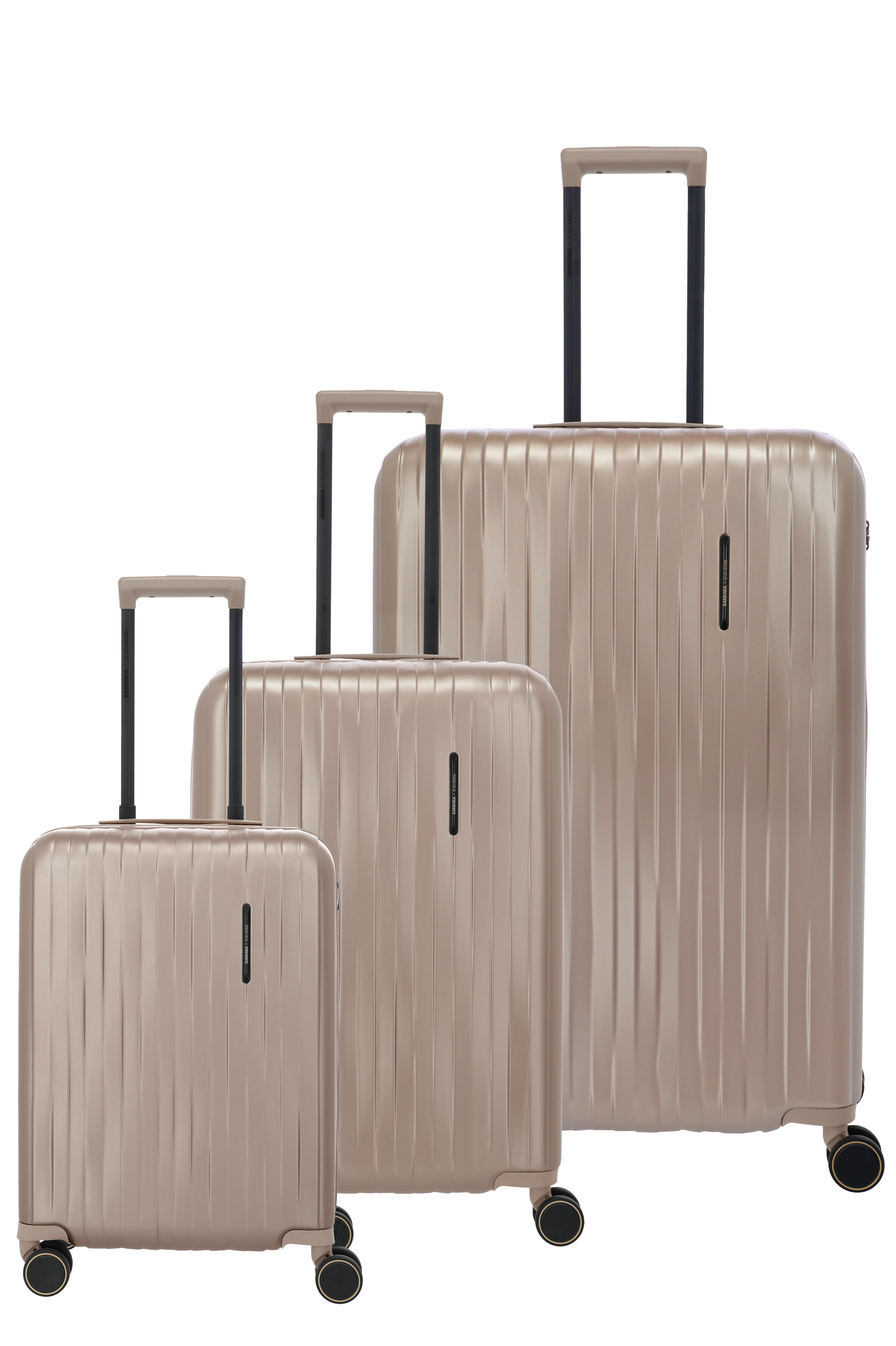 Kofferset in Beige mit drei Größen, Hartschale und vier Rollen für komfortables Reisen Dreiteiliges Kofferset in Beige aus Hartschale, mit Teleskopgriffen und vier Rollen, nebeneinander aufgestellt