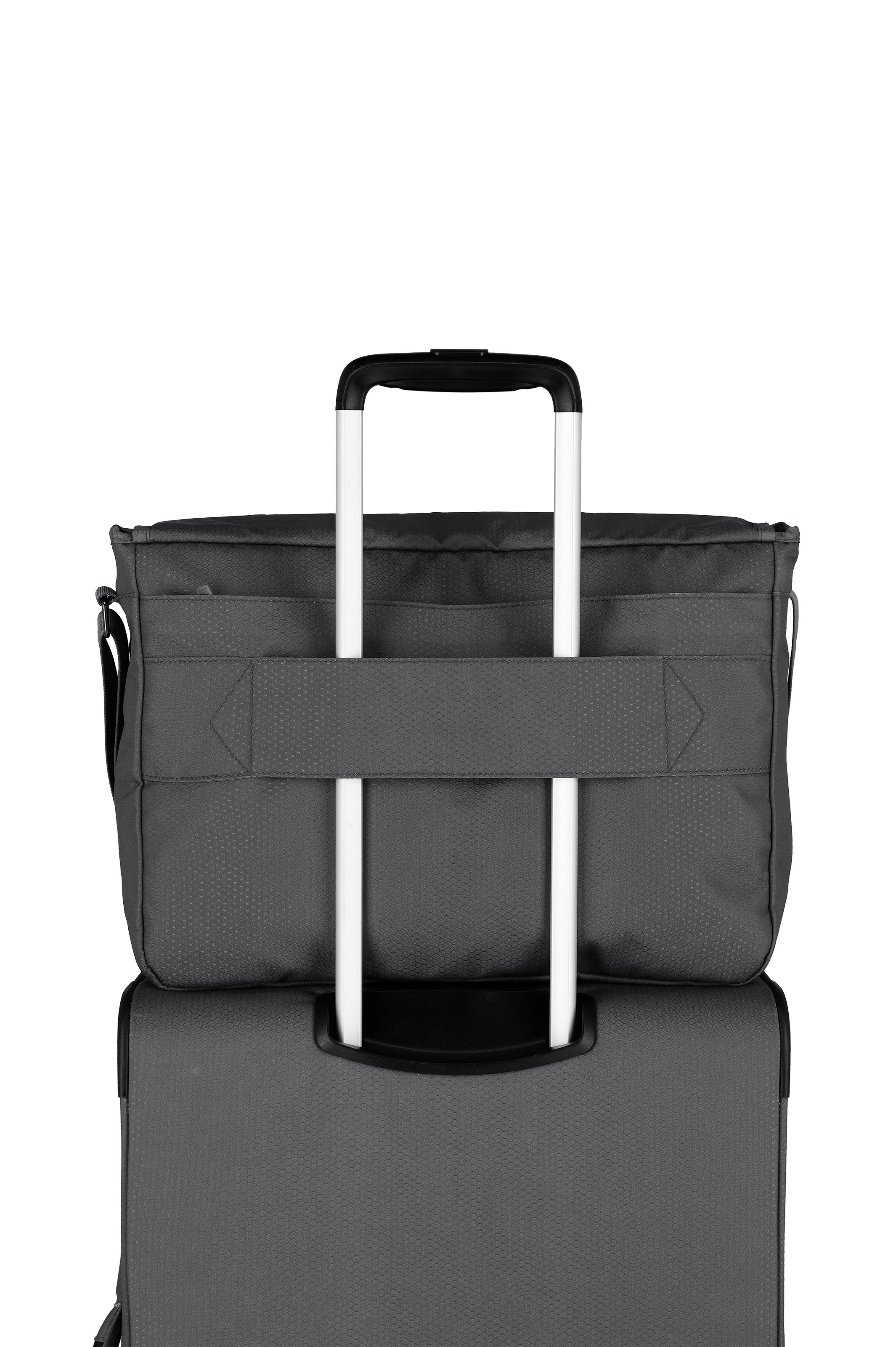 Praktische schwarze Reisetasche befestigt auf einem Rollkoffer mit Teleskopgriff