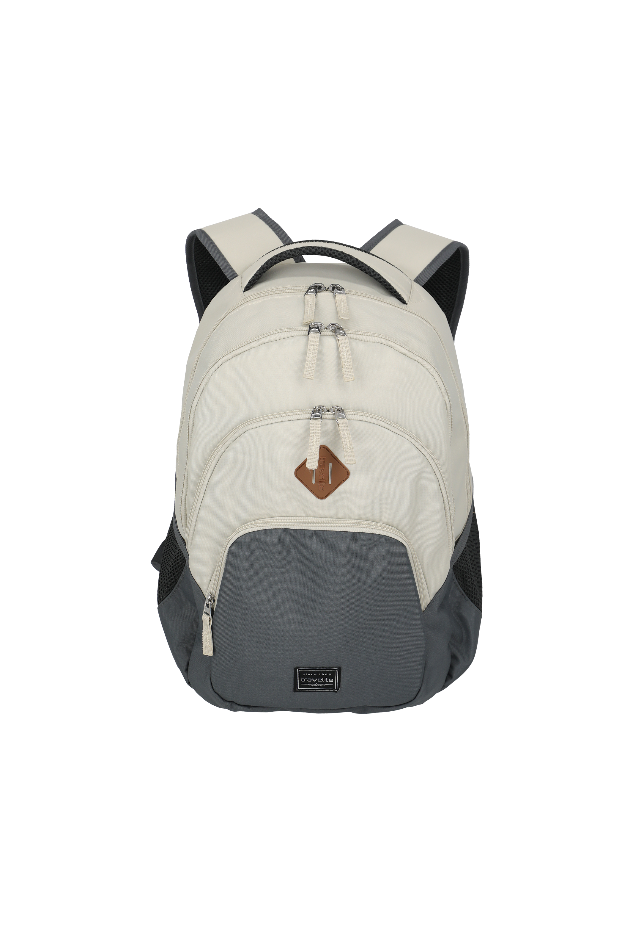 Ein cremefarbener Rucksack mit grauem Boden und Akzenten, mittig vor schwarzem Hintergrund. Der Rucksack hat gepolsterte Schultergurte und einen Tragegriff oben. Mehrere Reißverschlüsse sind sichtbar, ebenso wie ein braunes, rautenförmiges Logo.