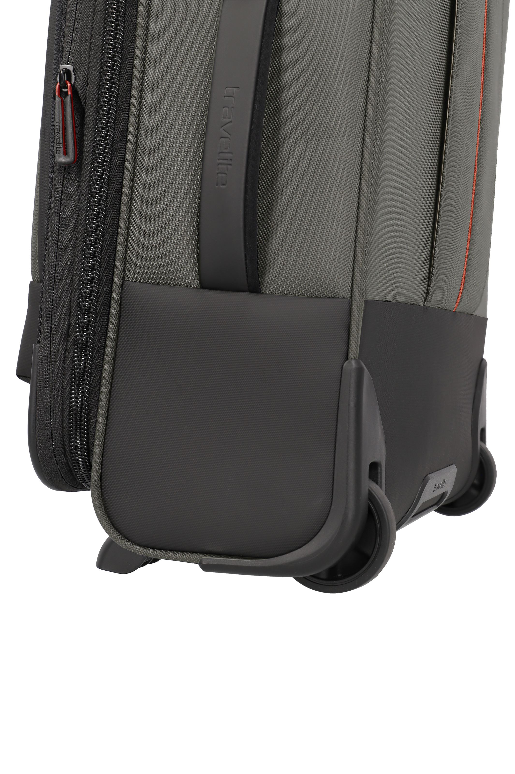 Detailansicht eines robusten Reisetrolleys mit Rollen und markantem Reißverschluss