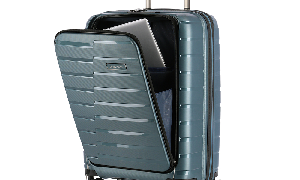 Hartschalenkoffer mit aufklappbarem Frontfach und Laptopfach, ideal für Geschäftsreisen Blauer Hartschalenkoffer mit offenem Frontfach, in dem ein Laptop verstaut ist