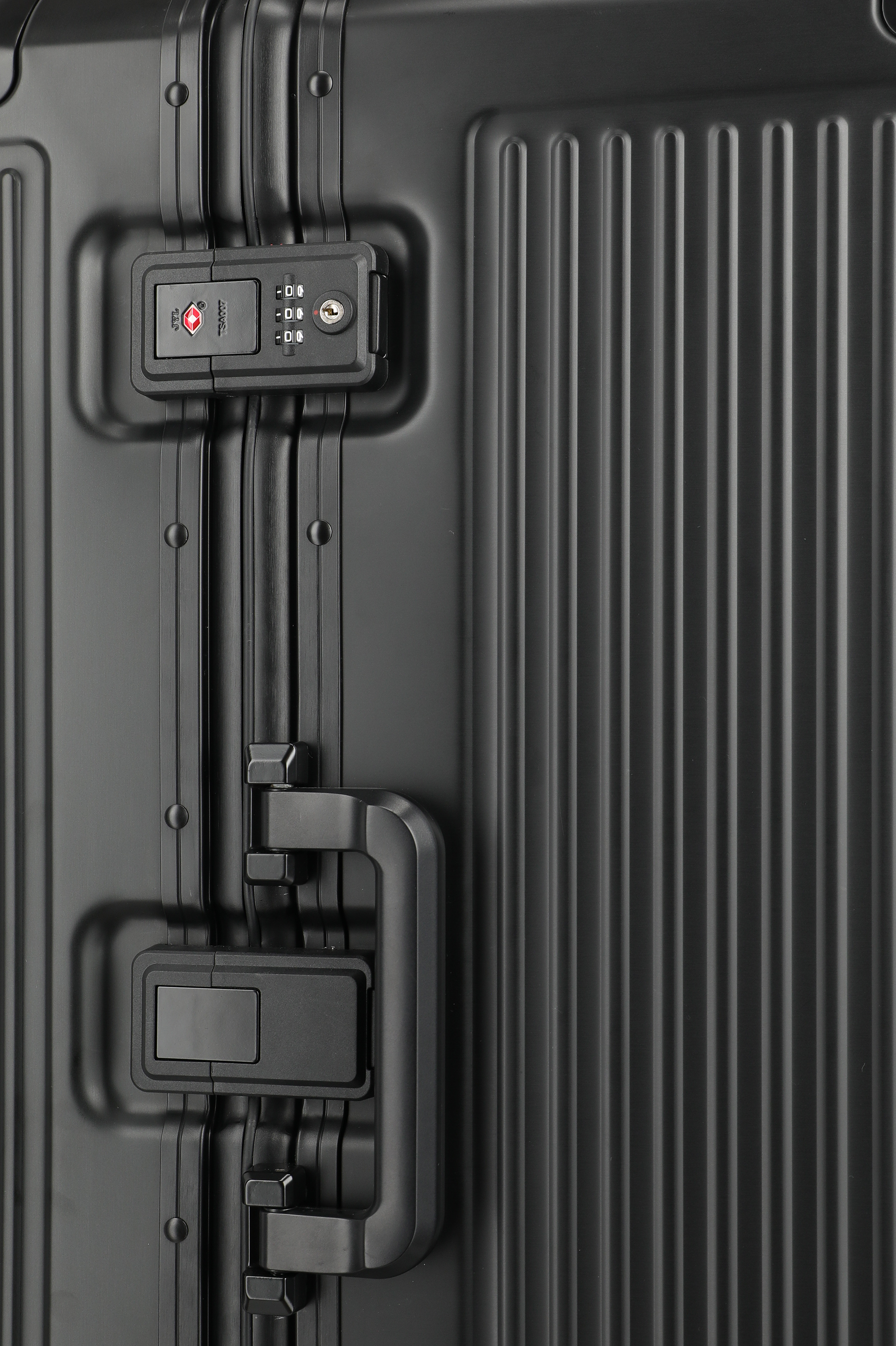 Detailansicht eines schwarzen Hartschalenkoffers mit Zahlenschloss und TSA-Sicherheitsschloss