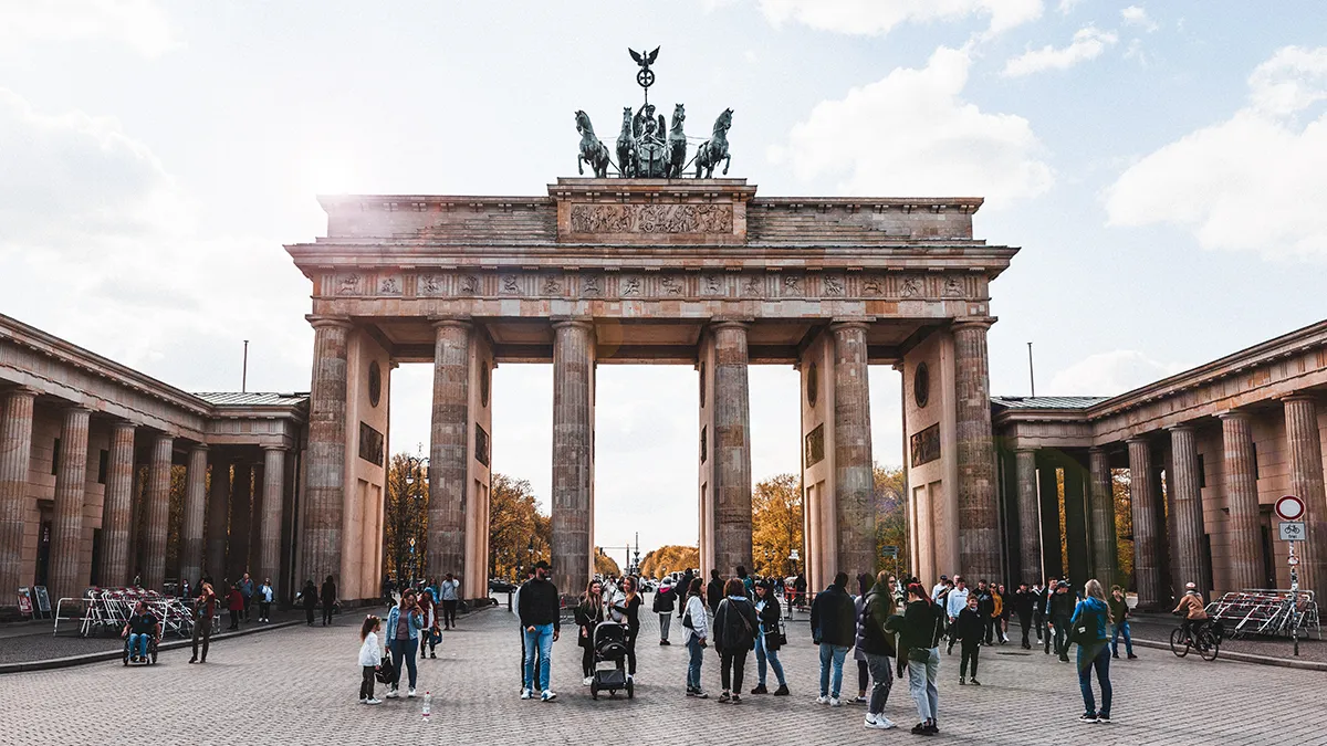 Städtetrip Deutschland: Die besten Tipps für unvergessliche Städtereisen Touristen versammeln sich am Brandenburger Tor in Berlin bei sonnigem Wetter