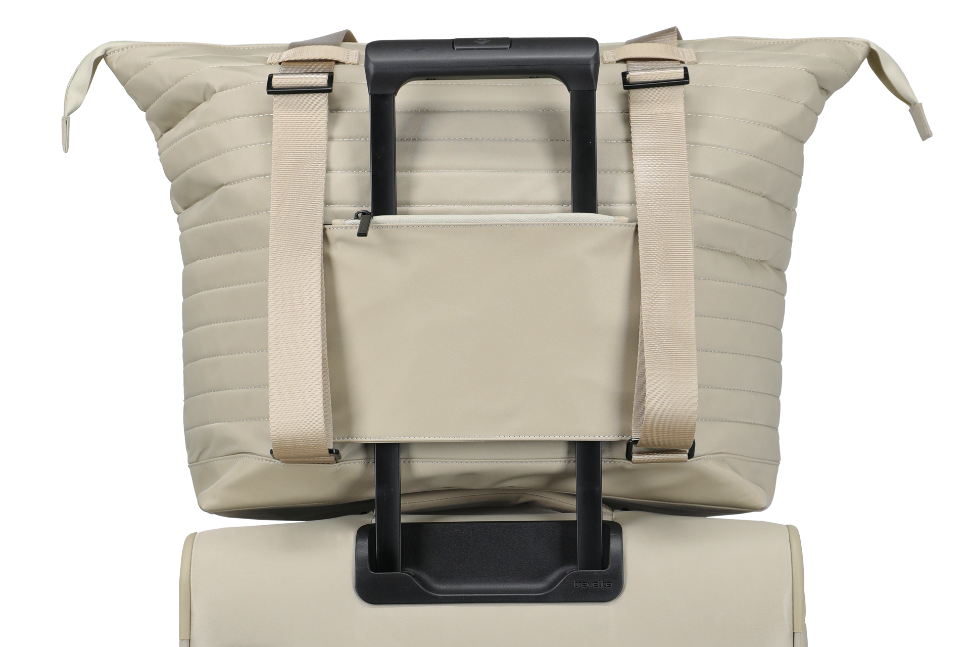 Beige Reisetasche mit Schlaufe zur Befestigung am Trolleygriff Beige, gesteppte Reisetasche auf einem Trolley, mit Trolleyband zur einfachen Befestigung.