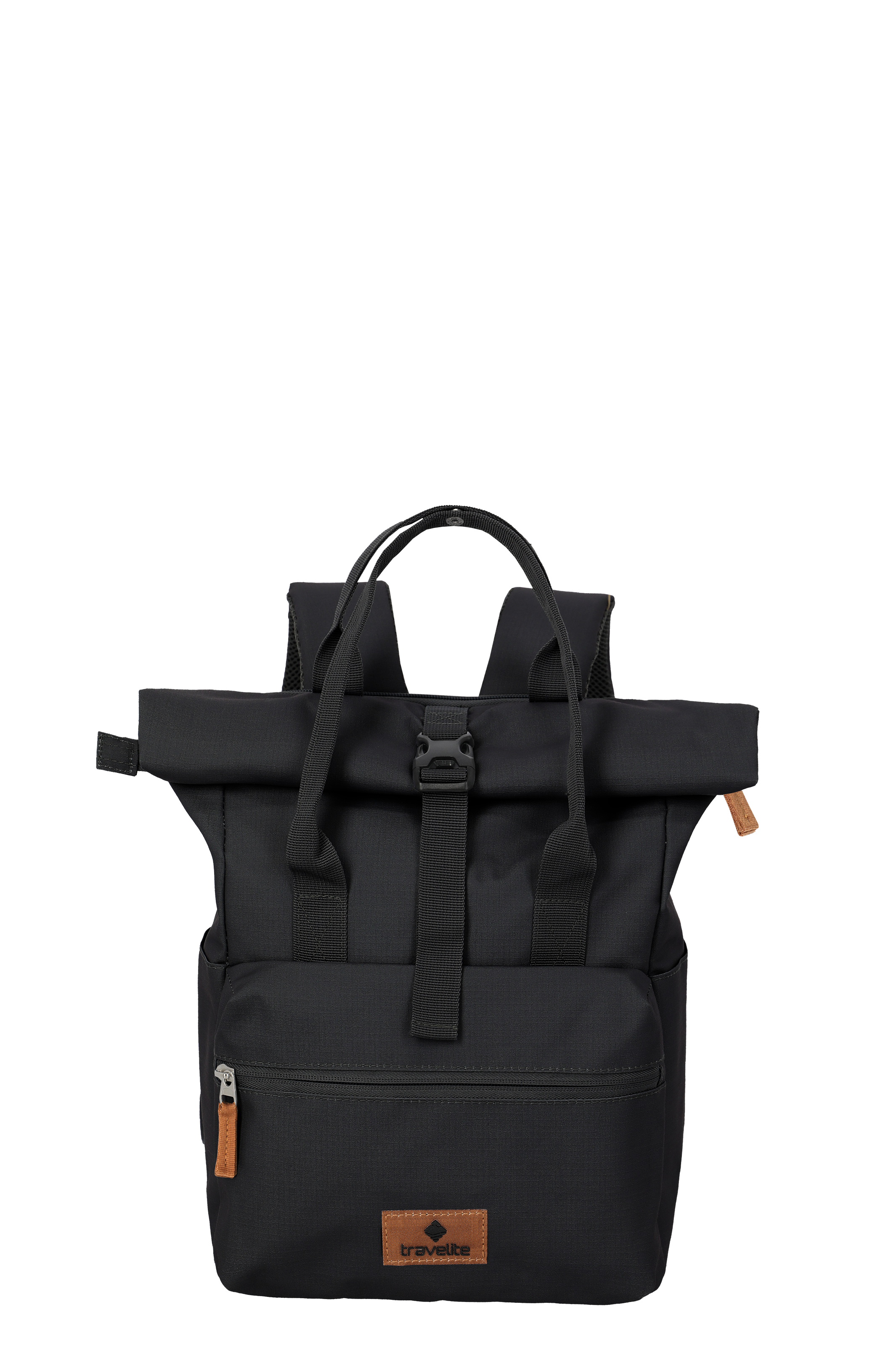 Sac à dos noir Short Handle Rollup de TRAVELITE. Le sac à dos a une poignée, une fermeture roulée, des sangles, une poche zippée et un patch logo. Le fond est noir.