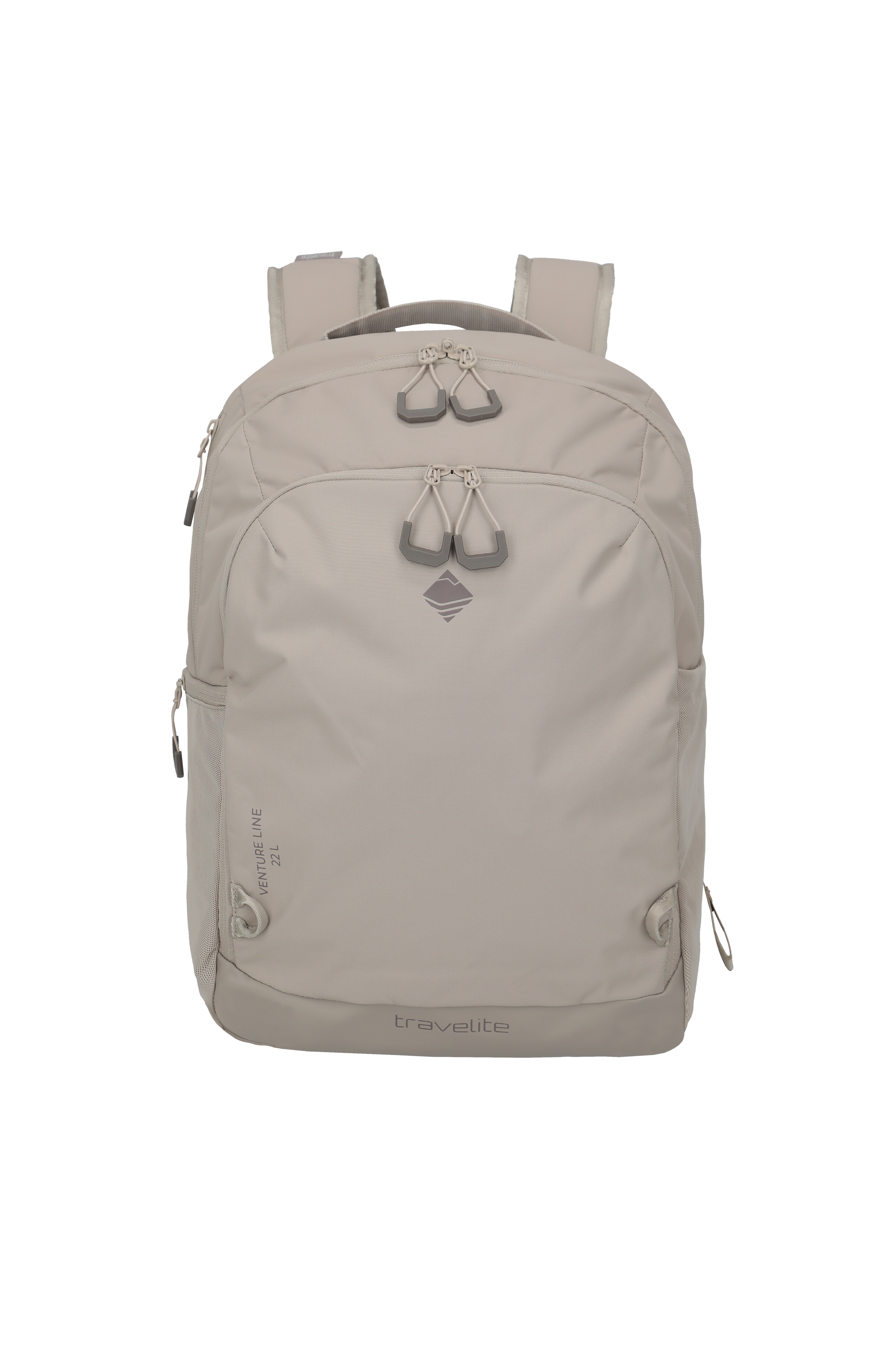 Sandfarbener Rucksack mit zwei Fächern und Reißverschlüssen. Auf dem größeren Fach befindet sich ein kleines, geometrisches Logo. Der Rucksack hat gepolsterte Träger und einen Tragegriff oben. "travelite" steht unten aufgedruckt.