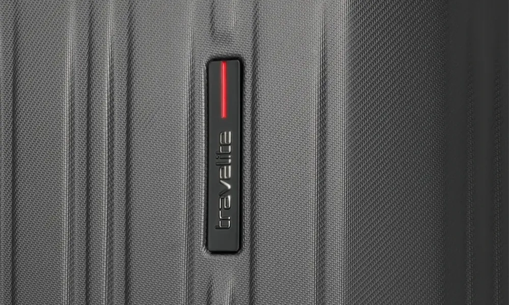 Detailbild der Hartschale Detailbild der Schale eines Koffers mit dem travelite Logo