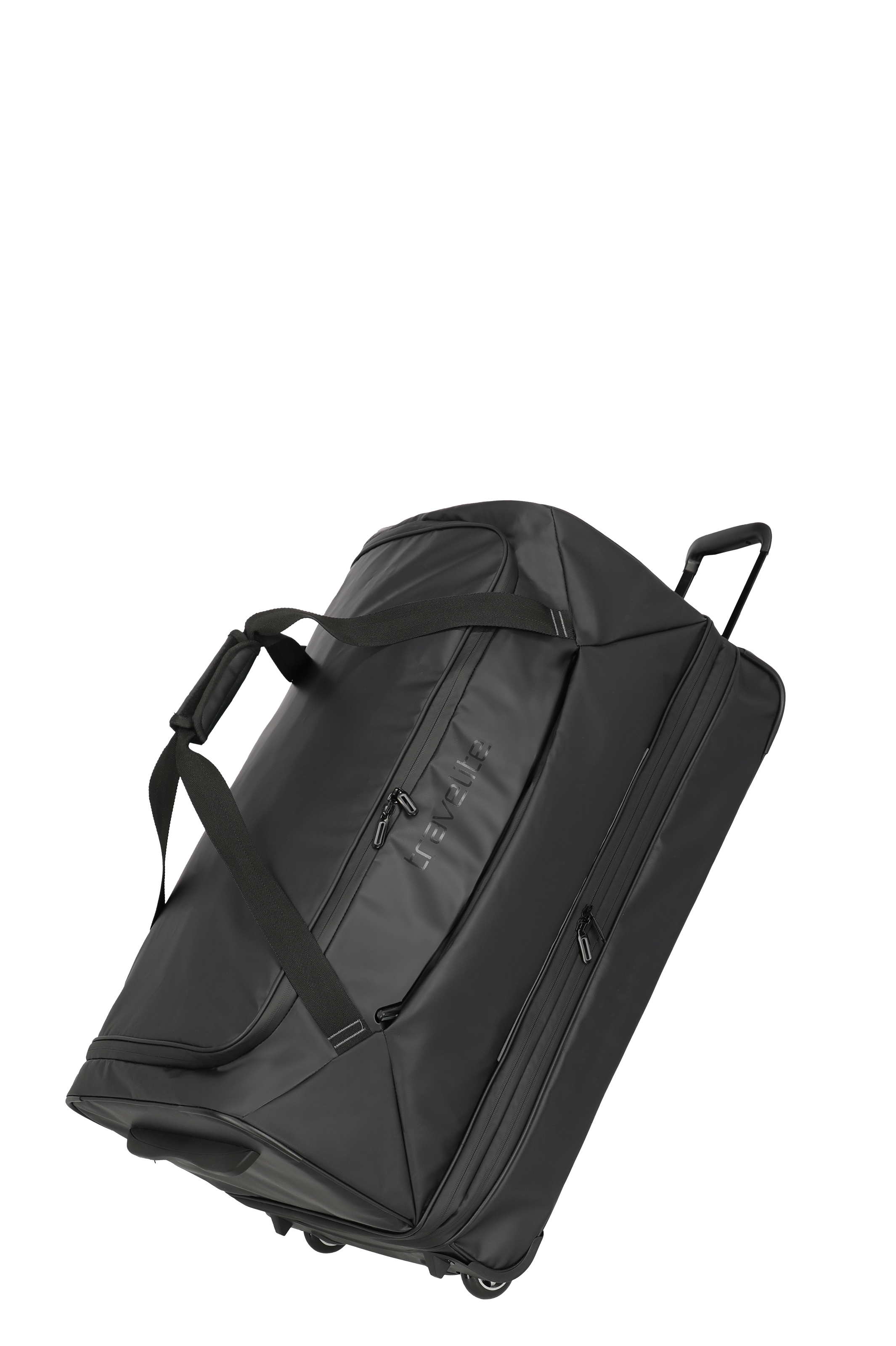 Schwarze, grosse Rollenreisetasche von TRAVELITE, seitlich schräg gestellt. Die Reisetasche hat Tragegurte, einen ausziehbaren Griff und kleine Rollen. Zwei Reissverschlusstaschen sind sichtbar, und das Markenlogo ist subtil eingeprägt.