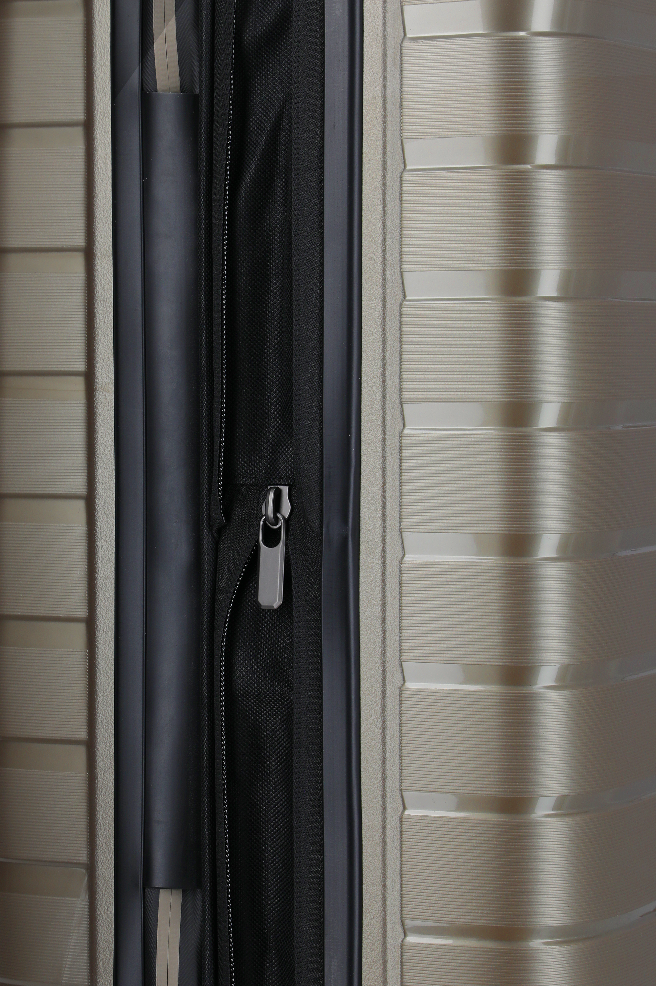 Detailansicht Reißverschluss eines Hartschalenkoffers in Beige