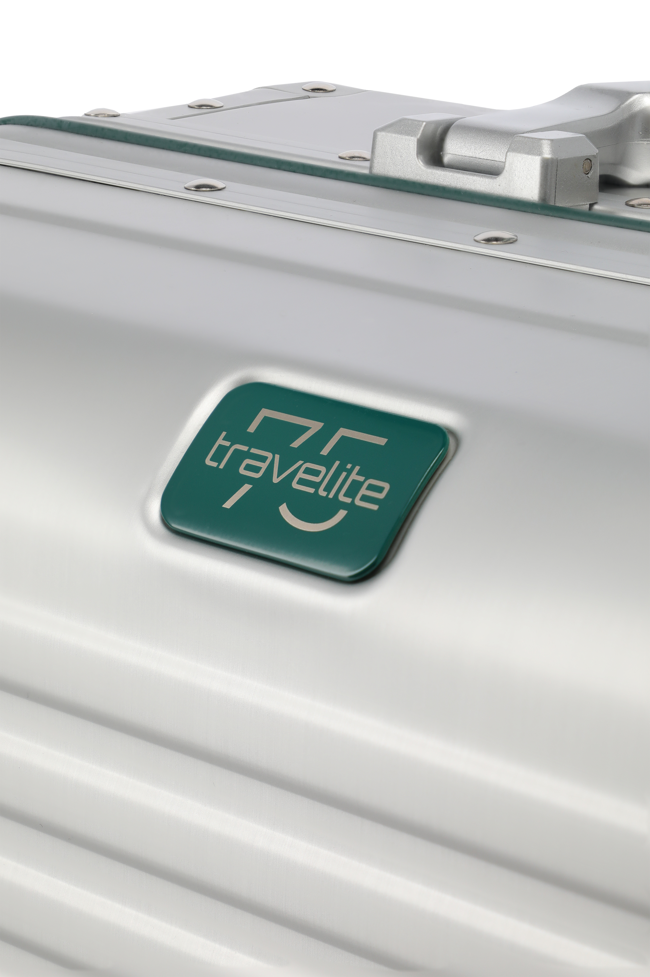 Detailansicht eines silbernen Travelite Koffers mit grünem Logo