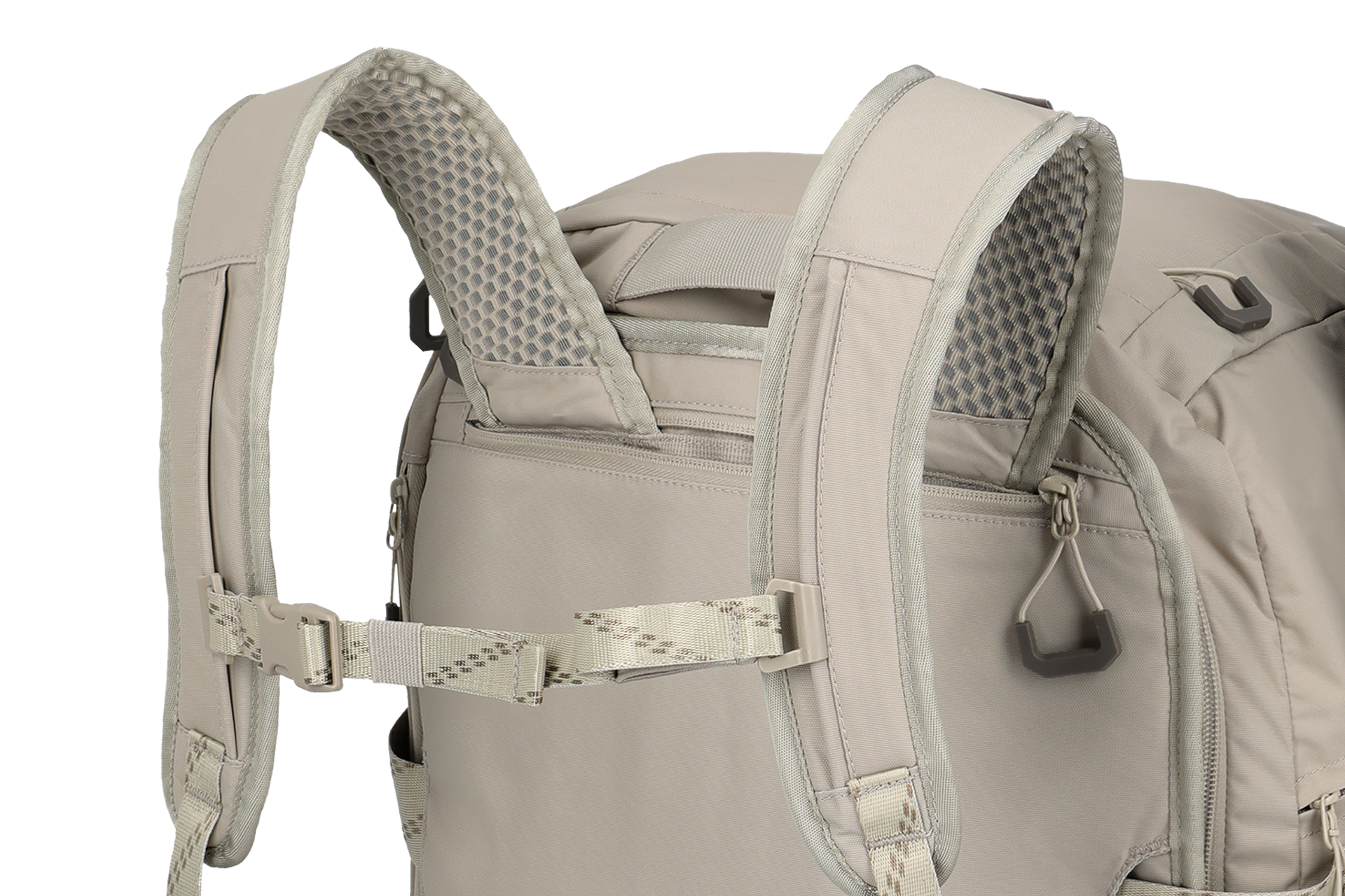 Primer plano de una mochila de color beige claro. Los tirantes están acolchados y recubiertos de un tejido de malla. Las correas ajustables con hebillas son visibles, al igual que una cremallera y un lazo de transporte.