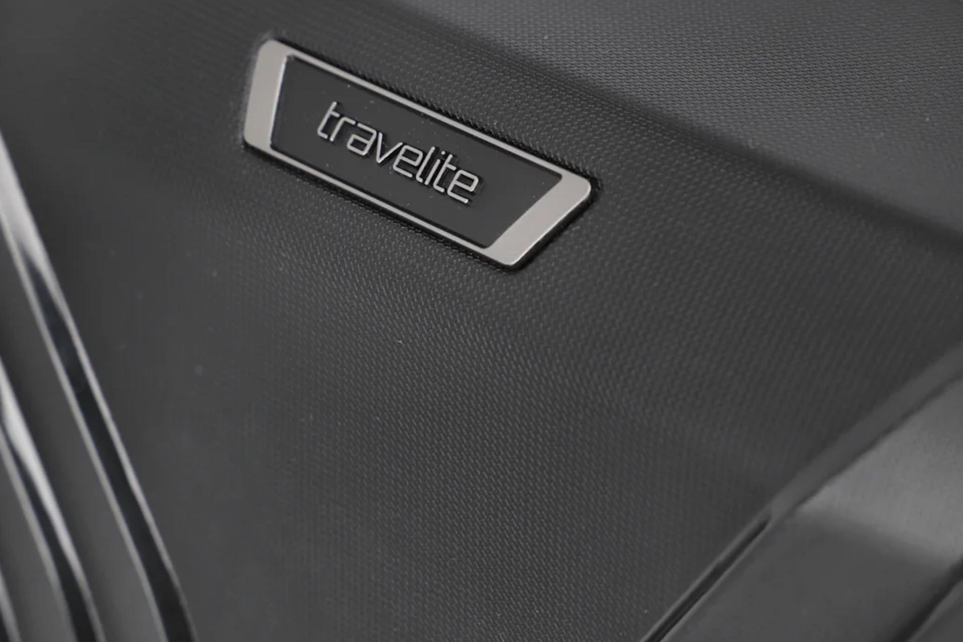 Detailaufnahme eines schwarzen Koffers mit Travelite-Logo Nahaufnahme eines schwarzen Koffers mit einem silbernen Travelite-Logo auf der Oberfläche