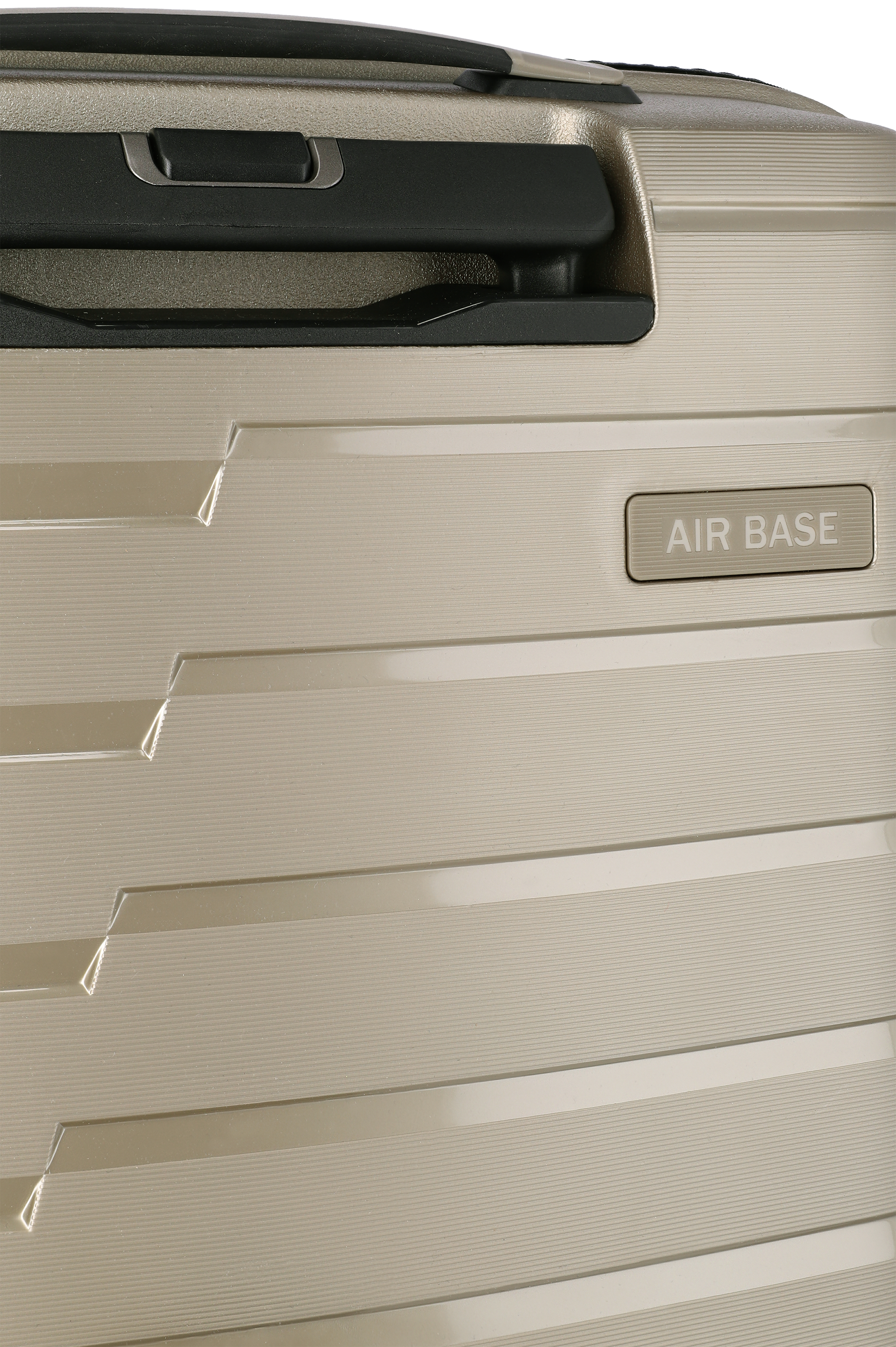 Detailaufnahme eines beigen Koffers mit Griff und Label 'AIR BASE'