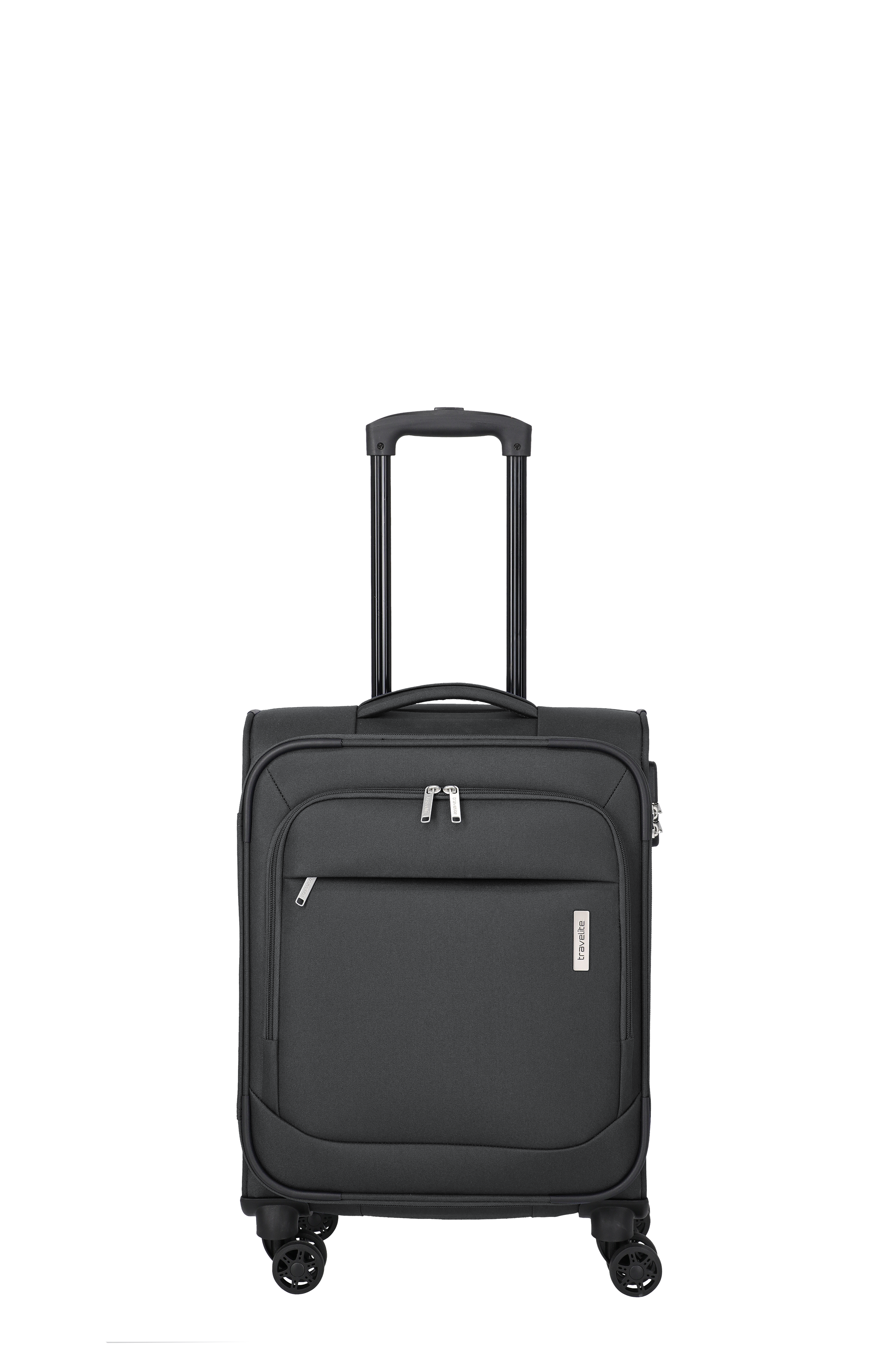 Valise noire moyenne debout, poignée Trolley étirée. Elle a une poignée en haut, une poche avant zippée avec logo fabricant. Quatre roulettes fixées en bas.